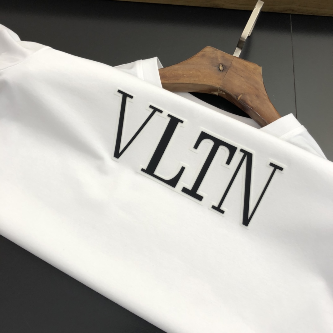 VLTN24SS春夏圆领短袖T恤...丝光棉质打造纹理质感相当特殊超高工艺打造VLT胸口立体高温压烫恰到