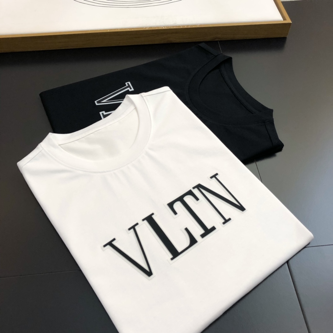 VLTN24SS春夏圆领短袖T恤...丝光棉质打造纹理质感相当特殊超高工艺打造VLT胸口立体高温压烫恰到