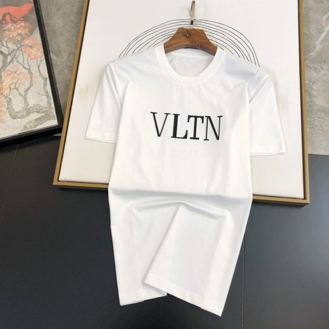 VLTN24SS春夏圆领短袖T恤...丝光棉质打造纹理质感相当特殊超高工艺打造VLT胸口立体高温压烫恰到