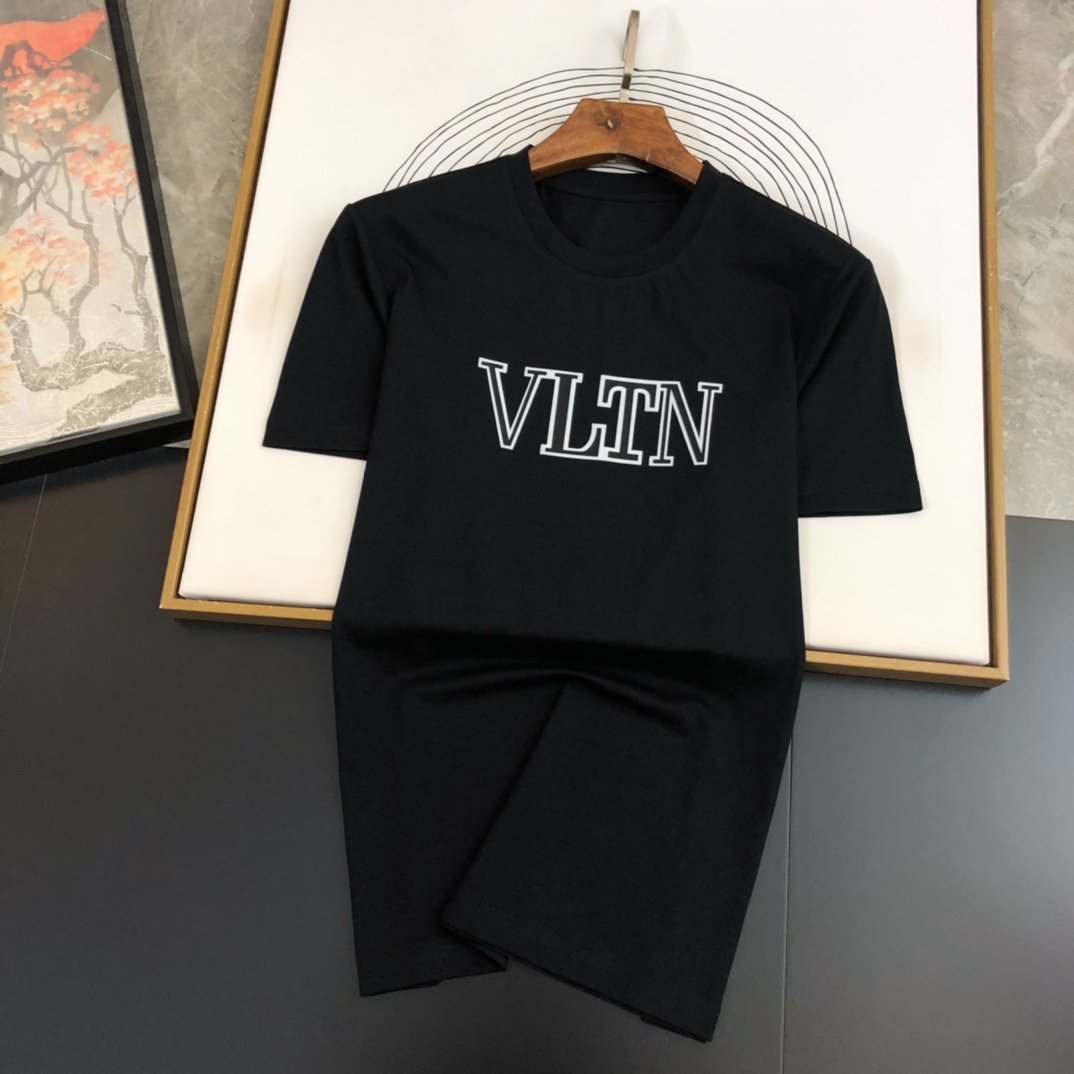 VLTN24SS春夏圆领短袖T恤...丝光棉质打造纹理质感相当特殊超高工艺打造VLT胸口立体高温压烫恰到