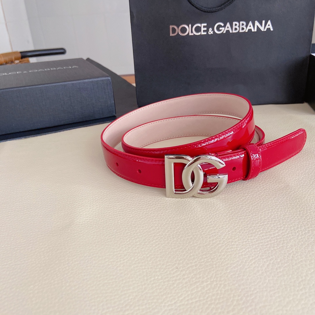 D&G杜嘉班纳亮泽光面小牛皮腰带点缀