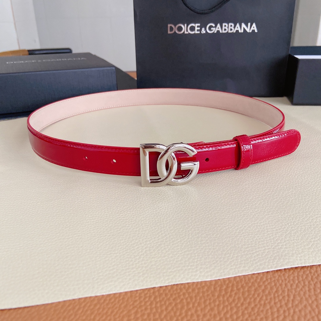 D&G杜嘉班纳亮泽光面小牛皮腰带点缀