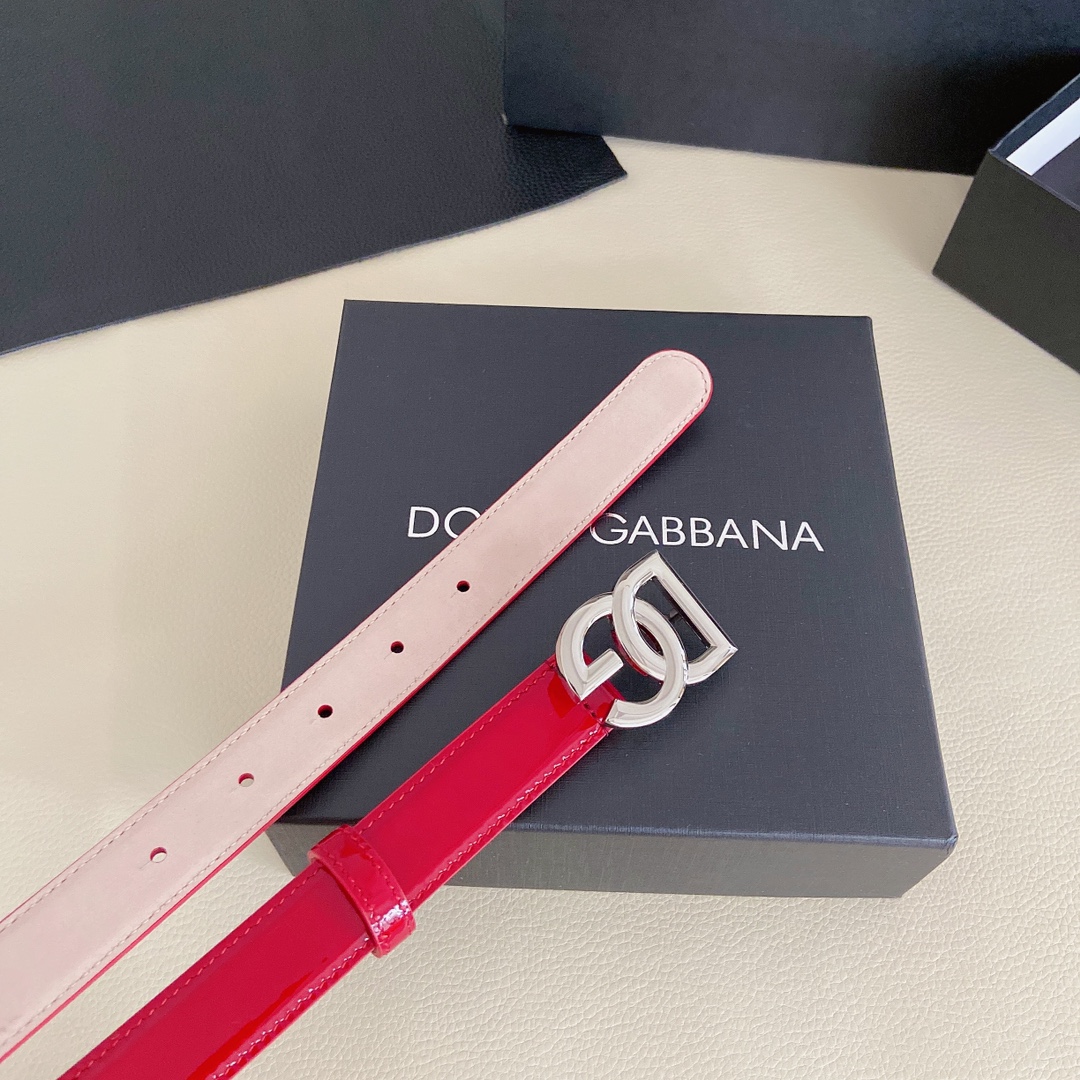 D&G杜嘉班纳亮泽光面小牛皮腰带点缀
