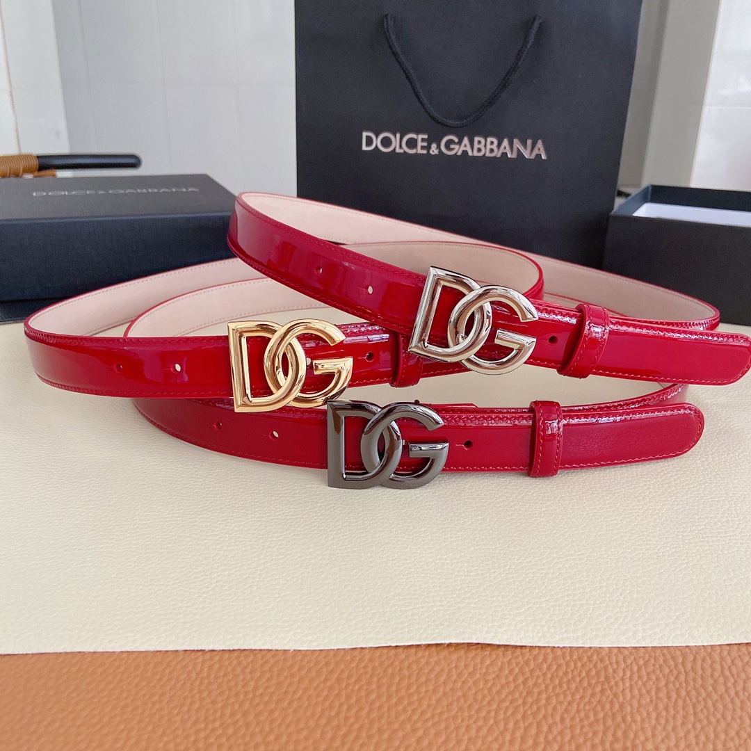 D&G杜嘉班纳亮泽光面小牛皮腰带点缀