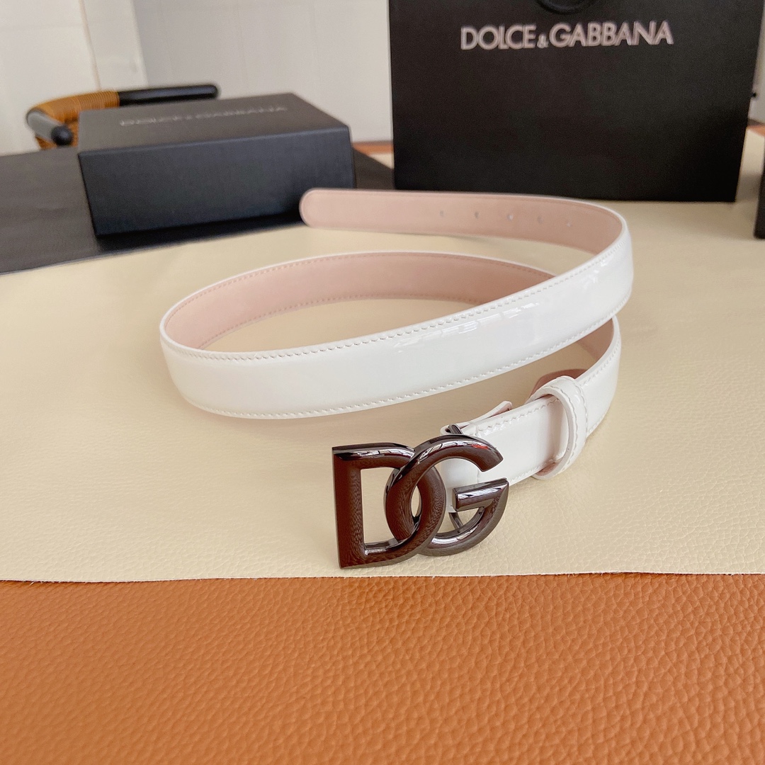 D&G杜嘉班纳亮泽光面小牛皮腰带点缀