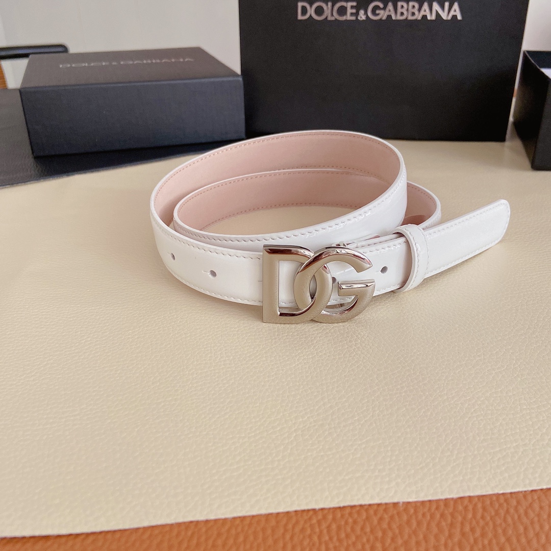 D&G杜嘉班纳亮泽光面小牛皮腰带点缀