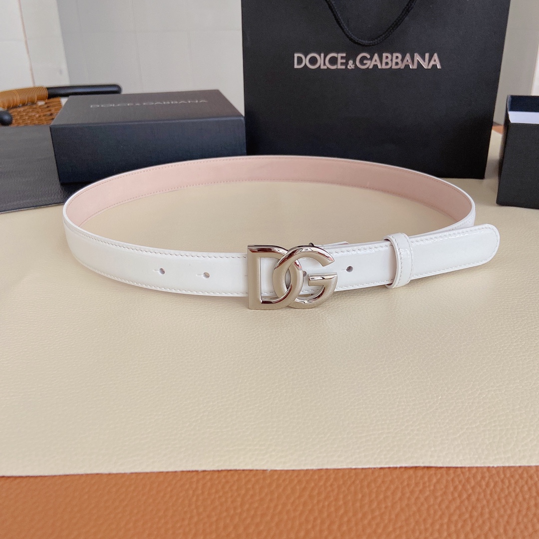 D&G杜嘉班纳亮泽光面小牛皮腰带点缀