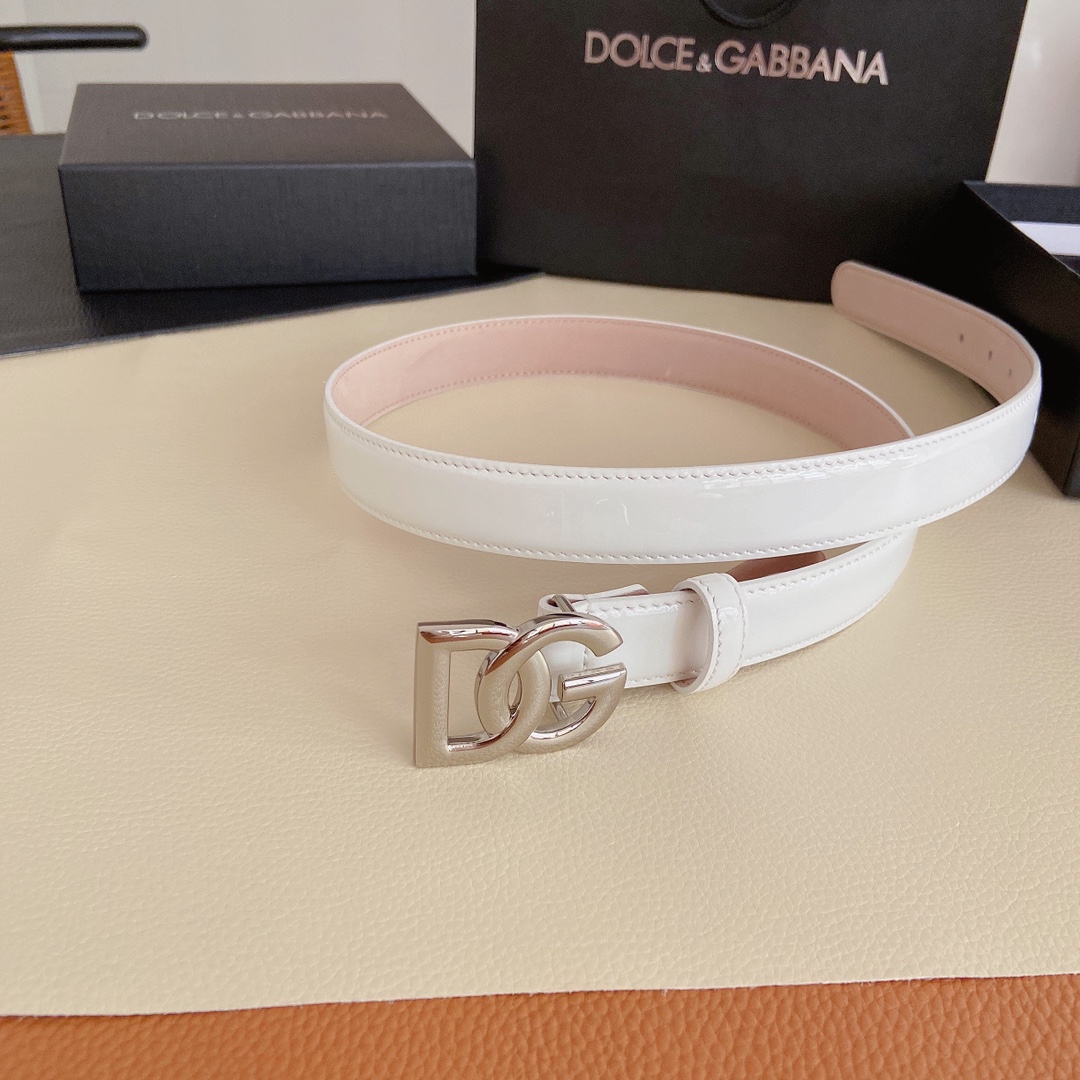 D&G杜嘉班纳亮泽光面小牛皮腰带点缀