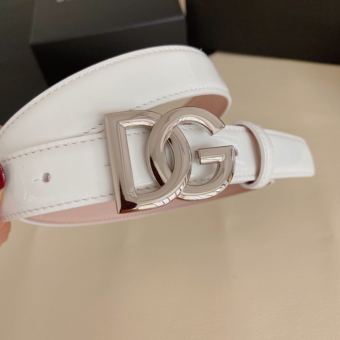 D&G杜嘉班纳亮泽光面小牛皮腰带点缀