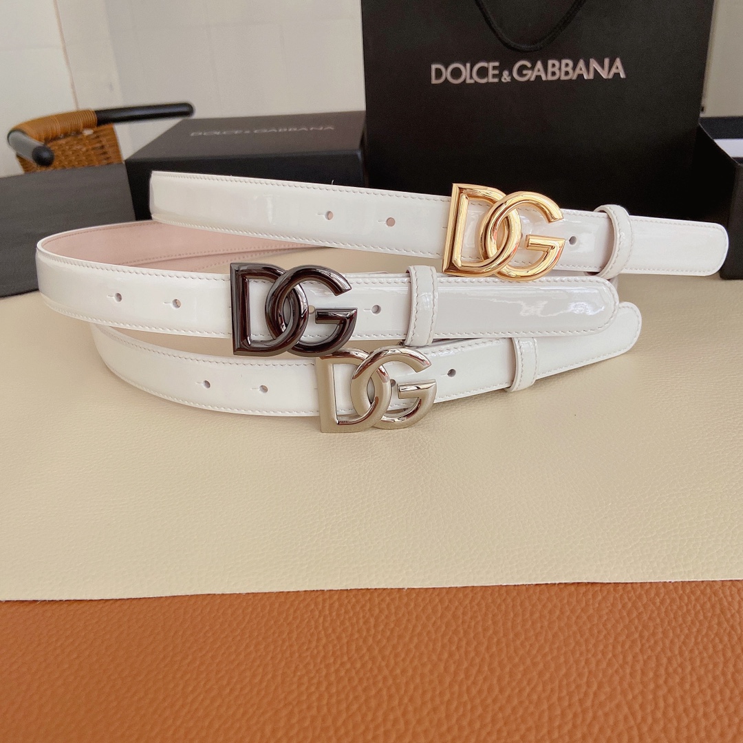D&G杜嘉班纳亮泽光面小牛皮腰带点缀
