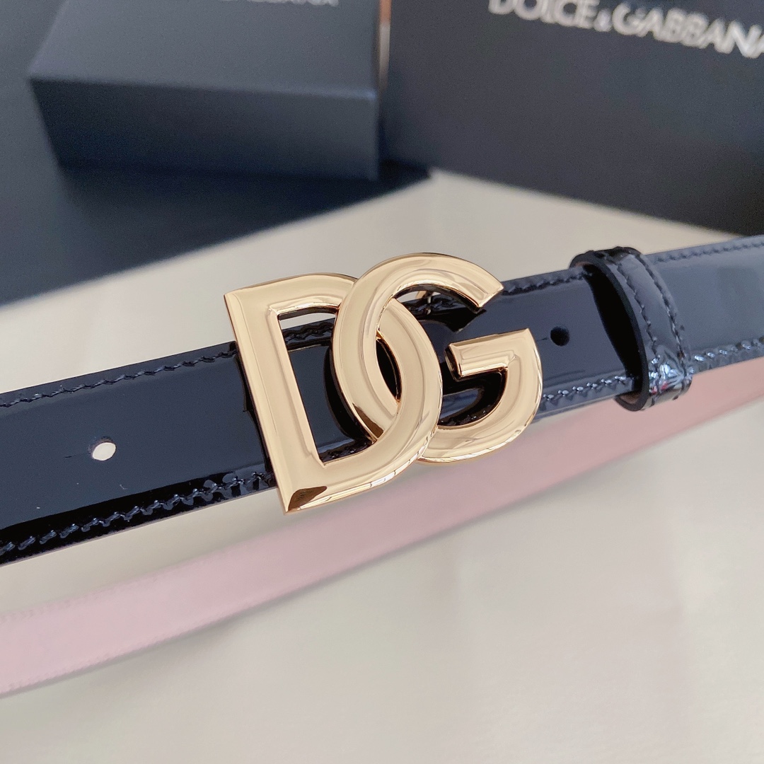 D&G杜嘉班纳亮泽光面小牛皮腰带点缀