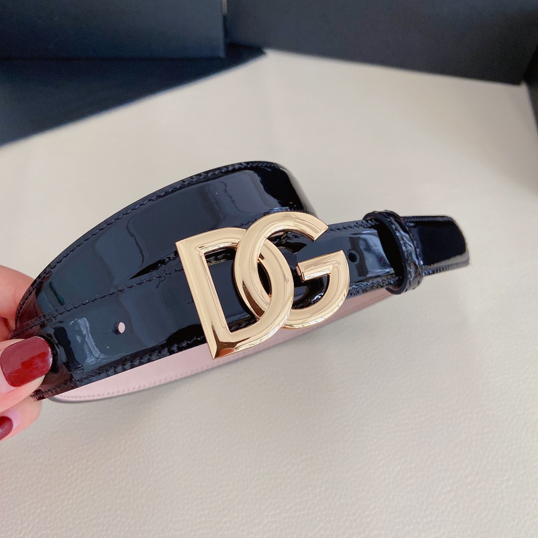 D&G杜嘉班纳亮泽光面小牛皮腰带点缀