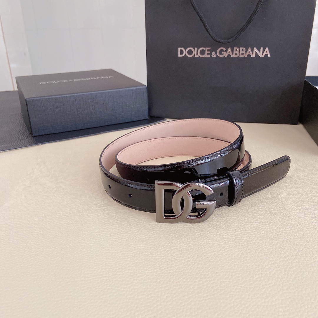 D&G杜嘉班纳亮泽光面小牛皮腰带点缀