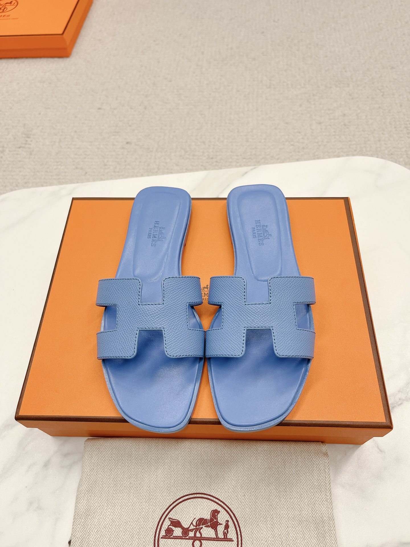 NO:233038,Top version, Hermes Hermes New Early Spring Splicing Technology New Revamp (Hermès) Packaging upgraded version workmanship materials upgrade~ Hermes' highest version of pure handmade slippers The same as the original version of the early spring new model, the master-level purely handmade!  High-end customization, exclusive products, the industry's highest version of Hermes' H Tow is the brand's most classic work. It is constantly upgraded every year, and what is constantly improving is comfort. The new model brought today is really classic and novel - it looks good!  !  !  1 Let’s talk about the leather material first. The entire shoe is made of imported calfskin. Only such luxurious materials will make the shoes more stylish and durable. 2 The true Italian leather sole is perfectly integrated without any gaps!  The technical requirements are very high!  After this treatment, the bottom will not be so delicate, more wear-resistant and durable!  The real Italian leather bottom is ductile and breathable like the skin. The 3 midsole is also all genuine leather!  You can take apart other people's shoes and look at them!  Upper imported cowhide   original custom-grade Australian sheepskin footbed   genuine leather sole (pursuing top walking comfort) packaging We emphasize the top exclusive box, with a full set of packaging series sizes of 35 to 40 sizes, slippers, hermes, hermes, slippers, cowhide, sheepskin, Leather soles19860909顶级版本,Hermes 爱马仕早春新款拼接工艺全新改版（Hermès） 包装升级版型做工材料升级～Hermes市场最高版本纯手工拖鞋 早春新款原版一样, 师傅级纯手工打造 ！高端定制,独家产品,行业最高版本爱马仕的H拖是品牌最最经典之作,每年都在大同小异不断升级,一直在提升的就是舒适度.今天带来的新款,H家真的是经典又新颖——好看啊！！！1先说皮料,整个鞋子由进口小牛皮组合而成,只有这样的奢华用料再会让鞋子更加有型耐穿.2真正的意大利皮底完美融合,没有一点缝隙！技术要求很高！这样处理后,就让皮底不会那么娇嫩、更耐磨,耐久穿！而真正的意大利皮底,有延展性,和皮肤一样,可以透气的.3中底也全部都是真皮！可以把别人的鞋子拆开看下就知道了！鞋面意大利进口牛皮 原版订制级澳洲羊皮垫脚 真皮大底（追求顶级行走舒适度）包装我们强调一下顶级专属盒,配全套包装系列码数35～40码,拖鞋,hermes,hermes,slippers,cowhide,sheepskin,Leather soles,Women's Shoes