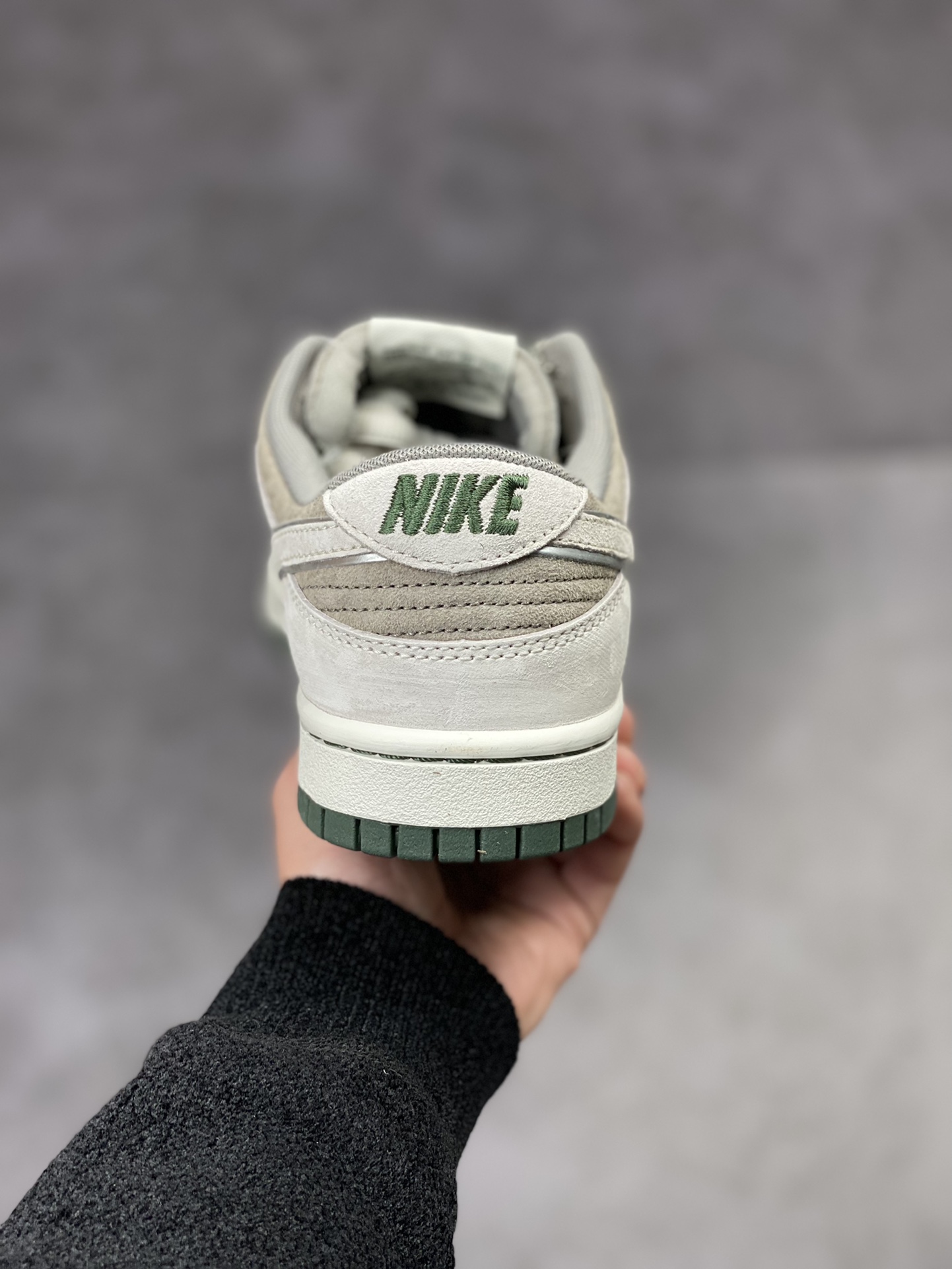 320 Nike SB Dunk Low 大友克洋 麂皮墨绿灰 LF0039-035-莆田鞋,莆田鞋货源,高仿鞋,高仿鞋货源,安福档口,莆田高仿鞋,莆田鞋批发,高仿鞋批发,莆田高仿运动鞋,高仿运动鞋,莆田运动鞋 320 Nike SB Dunk Low 大友克洋 麂皮墨绿灰 LF0039-035