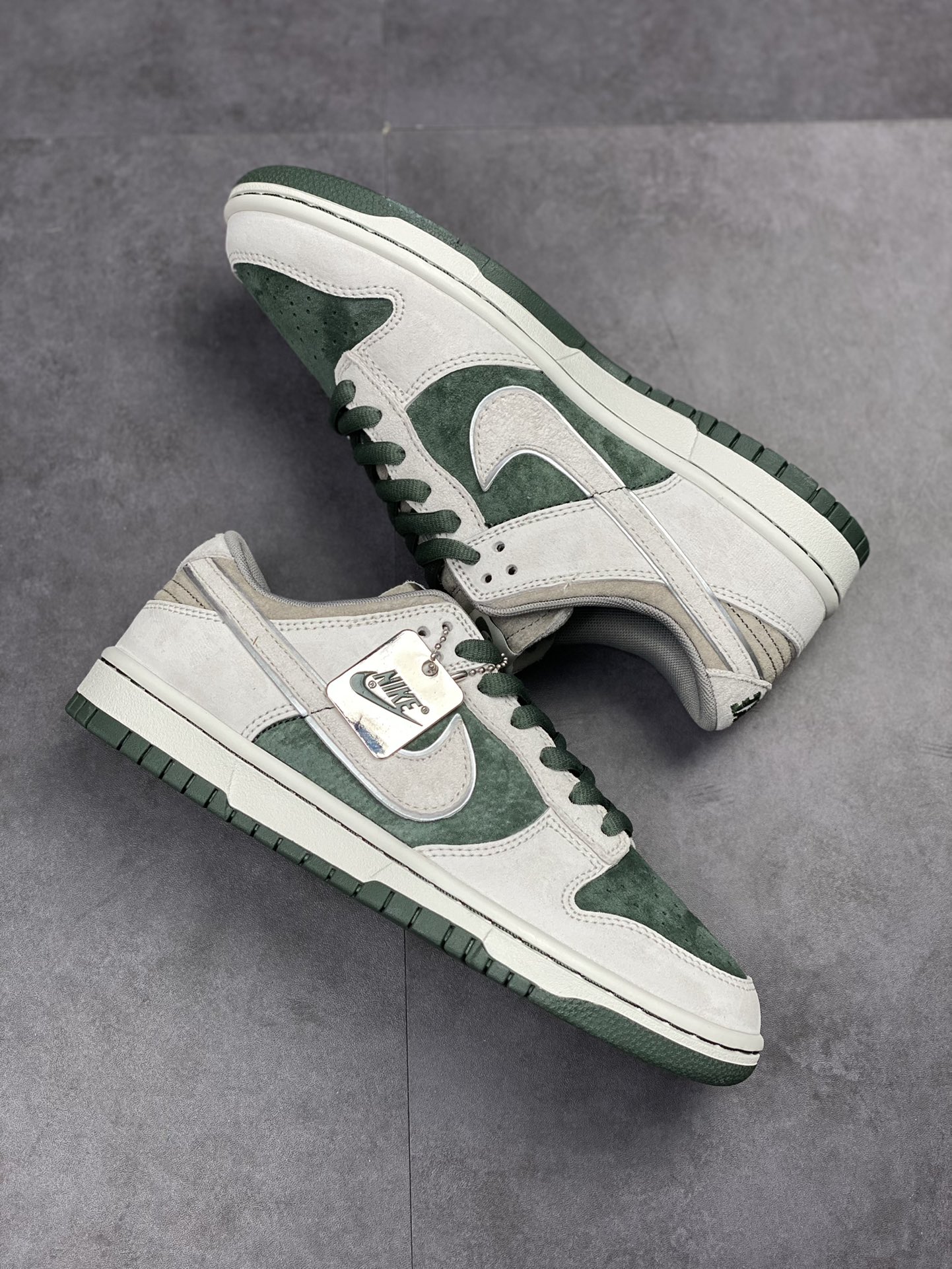 320 Nike SB Dunk Low 大友克洋 麂皮墨绿灰 LF0039-035-莆田鞋,莆田鞋货源,高仿鞋,高仿鞋货源,安福档口,莆田高仿鞋,莆田鞋批发,高仿鞋批发,莆田高仿运动鞋,高仿运动鞋,莆田运动鞋 320 Nike SB Dunk Low 大友克洋 麂皮墨绿灰 LF0039-035