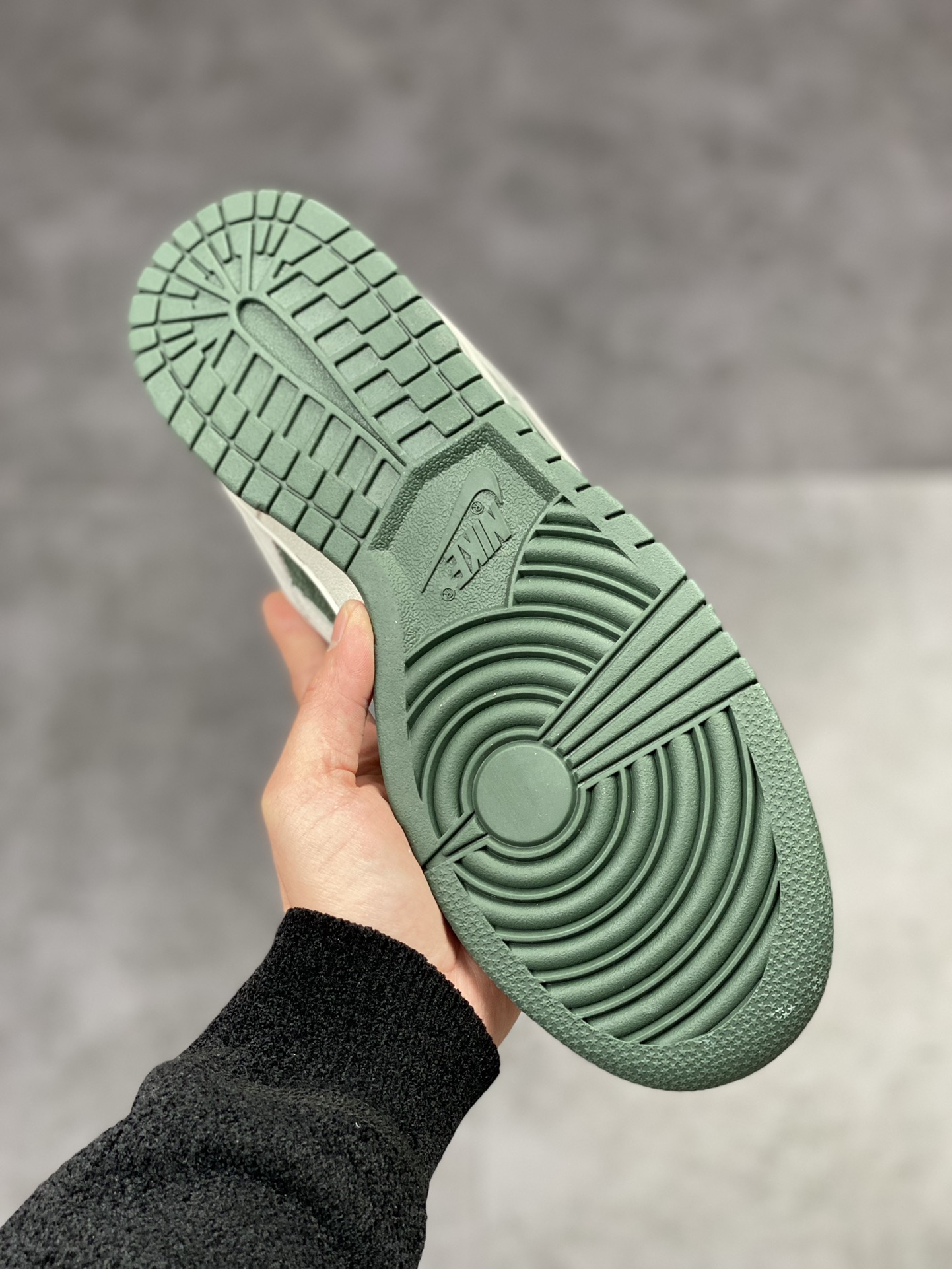 320 Nike SB Dunk Low 大友克洋 麂皮墨绿灰 LF0039-035-莆田鞋,莆田鞋货源,高仿鞋,高仿鞋货源,安福档口,莆田高仿鞋,莆田鞋批发,高仿鞋批发,莆田高仿运动鞋,高仿运动鞋,莆田运动鞋 320 Nike SB Dunk Low 大友克洋 麂皮墨绿灰 LF0039-035