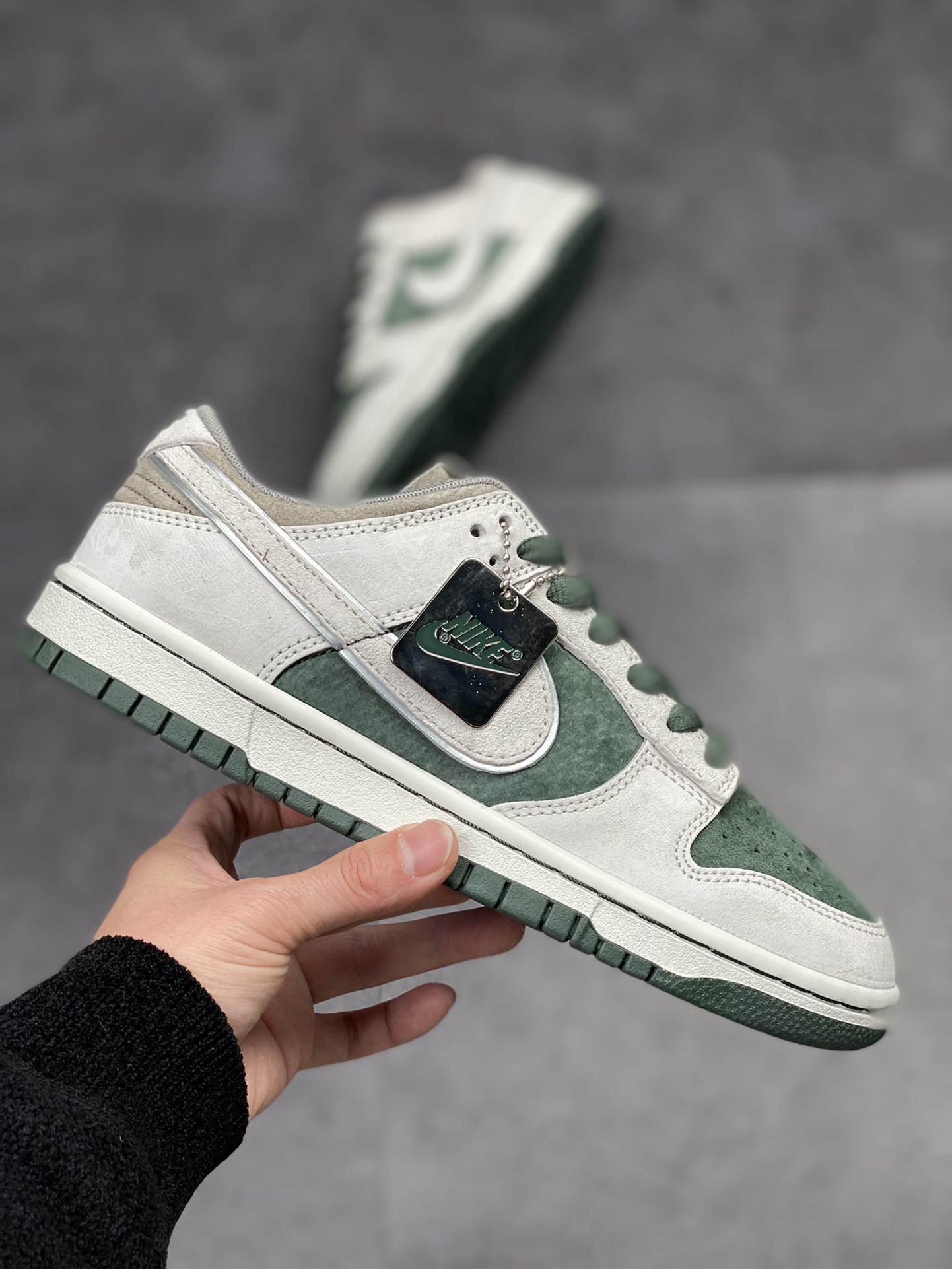 320 Nike SB Dunk Low 大友克洋 麂皮墨绿灰 LF0039-035-莆田鞋,莆田鞋货源,高仿鞋,高仿鞋货源,安福档口,莆田高仿鞋,莆田鞋批发,高仿鞋批发,莆田高仿运动鞋,高仿运动鞋,莆田运动鞋 320 Nike SB Dunk Low 大友克洋 麂皮墨绿灰 LF0039-035