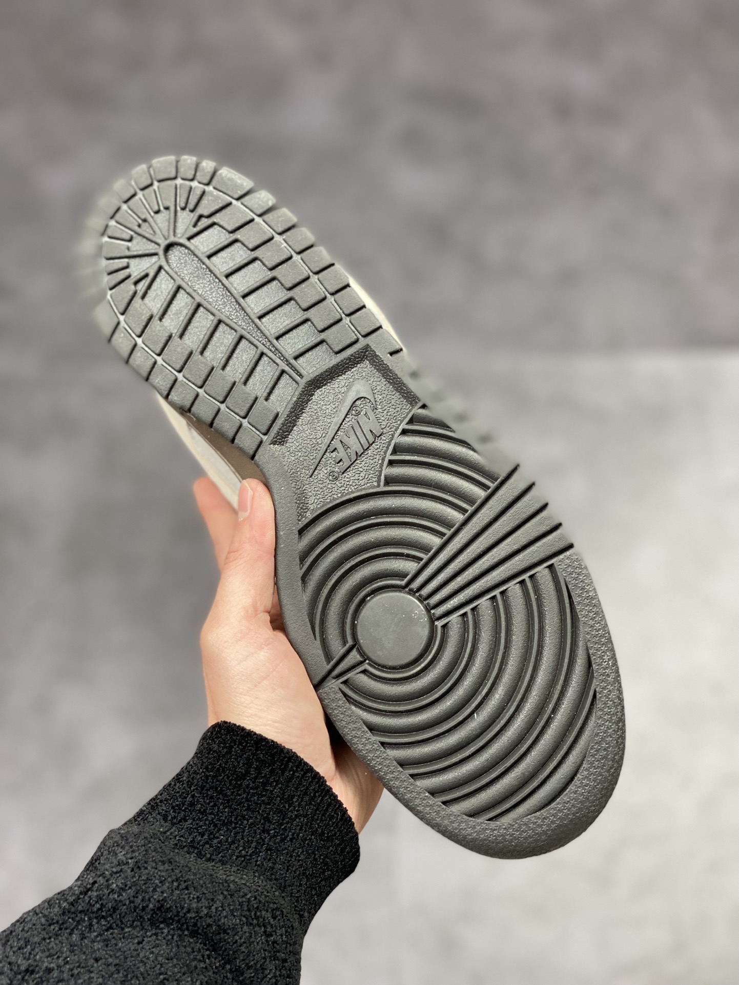 180 NIKE SB Dunk Low 石头灰白 FD9746-001