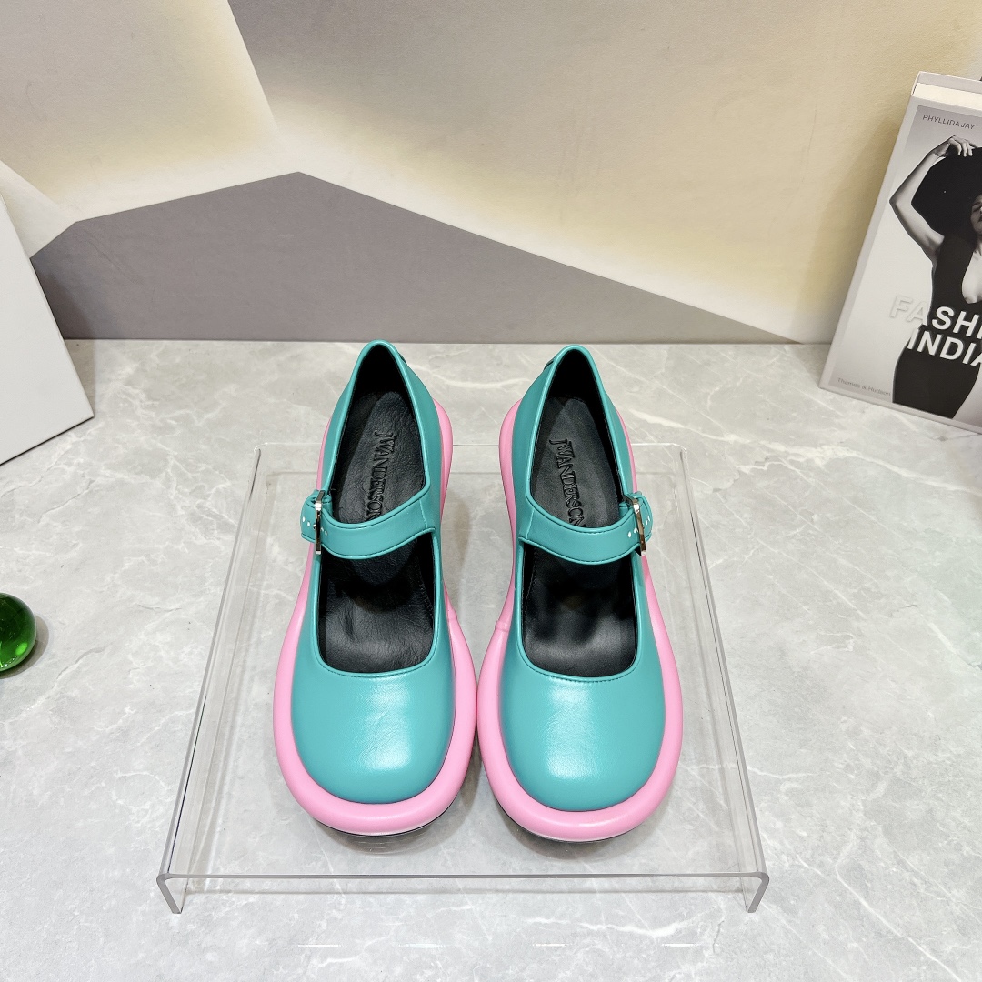 New JW Anderson 2023 Shoe Series: Modern Design with Custom Sheepskin and Platinum Soles