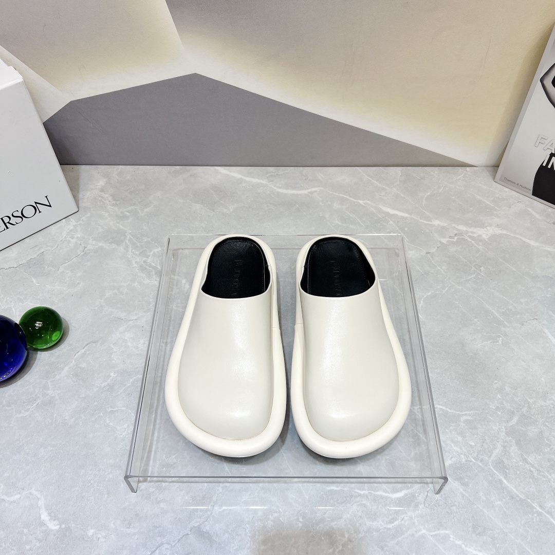 JW Anderson 2023 New Shoe Series Features Customized Sheepskin and Platinum Soles - 图片 1