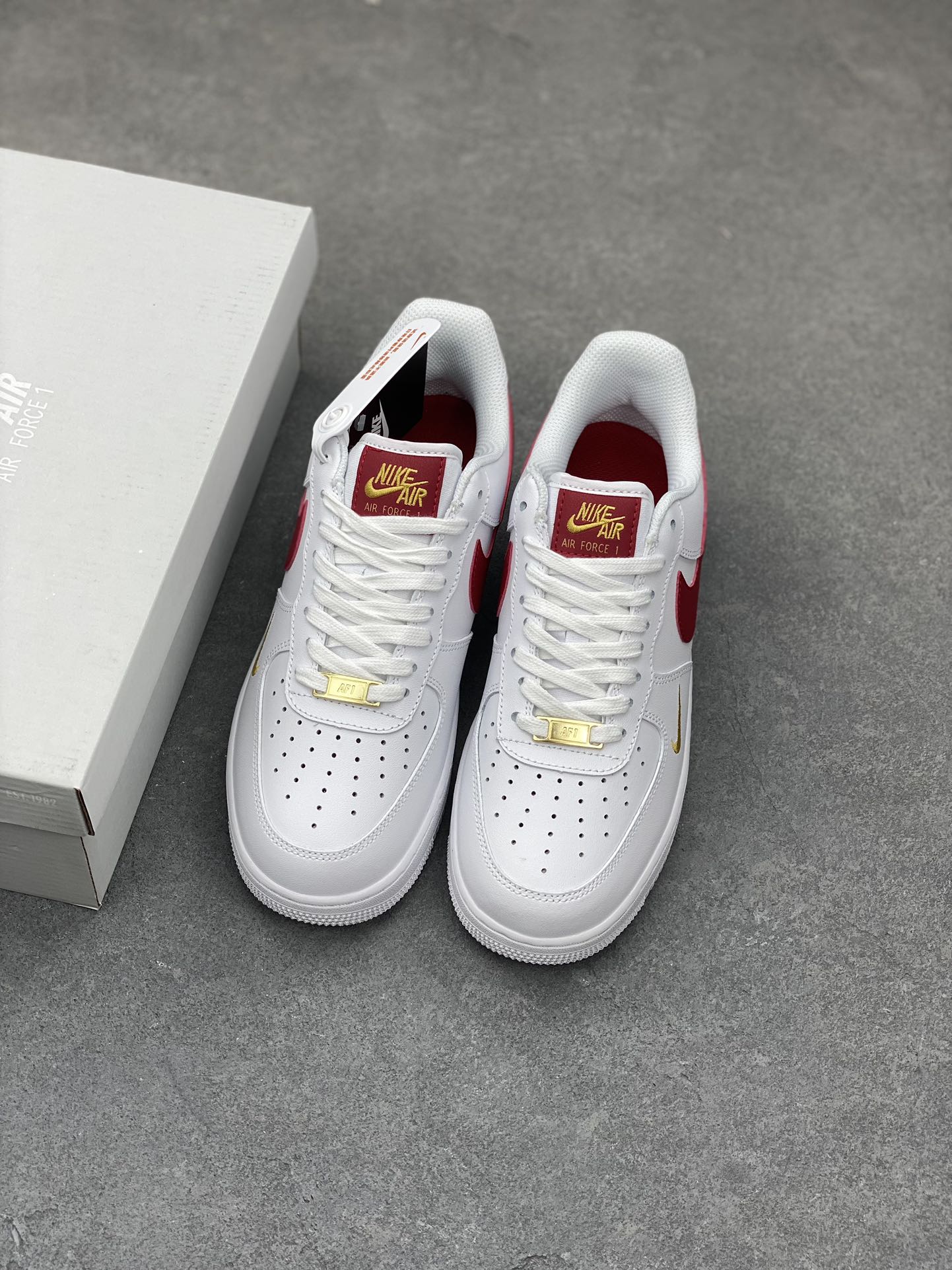Nike Air Force 1 '07 Low White Burgundy Crush Gold Honeycomb Cushion 9 i1678735820 7121 7