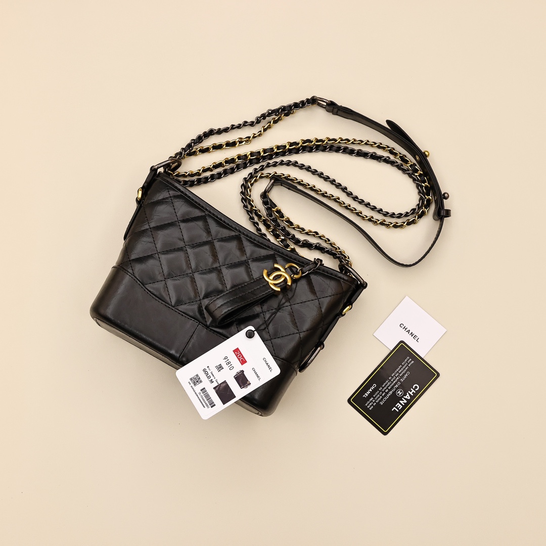 香奈儿流浪包💰260
在原有的美感上融入力量与优雅的设计美学,便诞生了这款香奈儿流浪包(Gabrielle )细腻柔软的袋身与硬朗挺阔的底部,充分体现了香奈儿女士追求自由舒适的精神。
规格:20*15*8cm