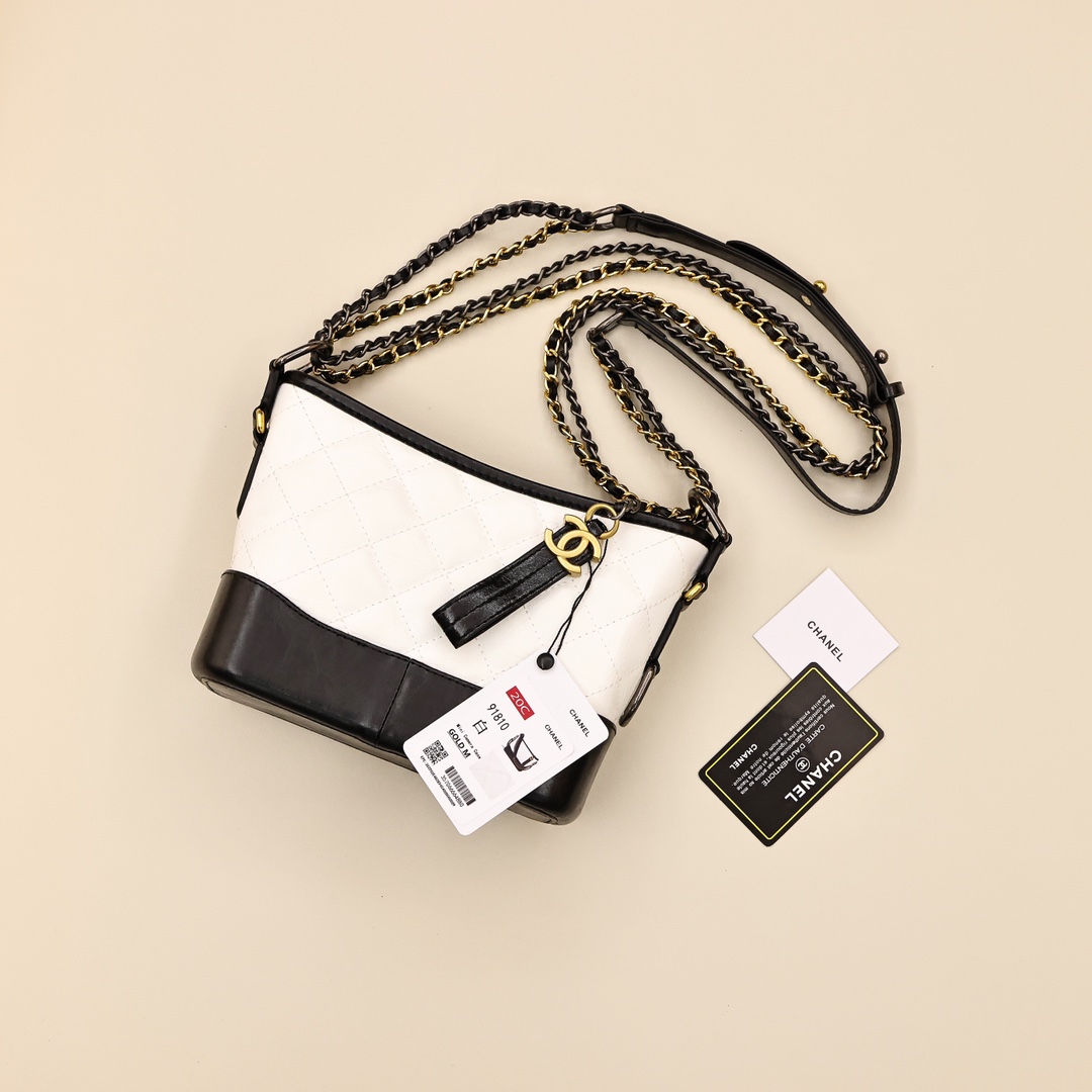 香奈儿流浪包💰260
在原有的美感上融入力量与优雅的设计美学，便诞生了这款香奈儿流浪包（Gabrielle ）细腻柔软的袋身与硬朗挺阔的底部，充分体现了香奈儿女士追求自由舒适的精神。 
规格:20*15*8cm