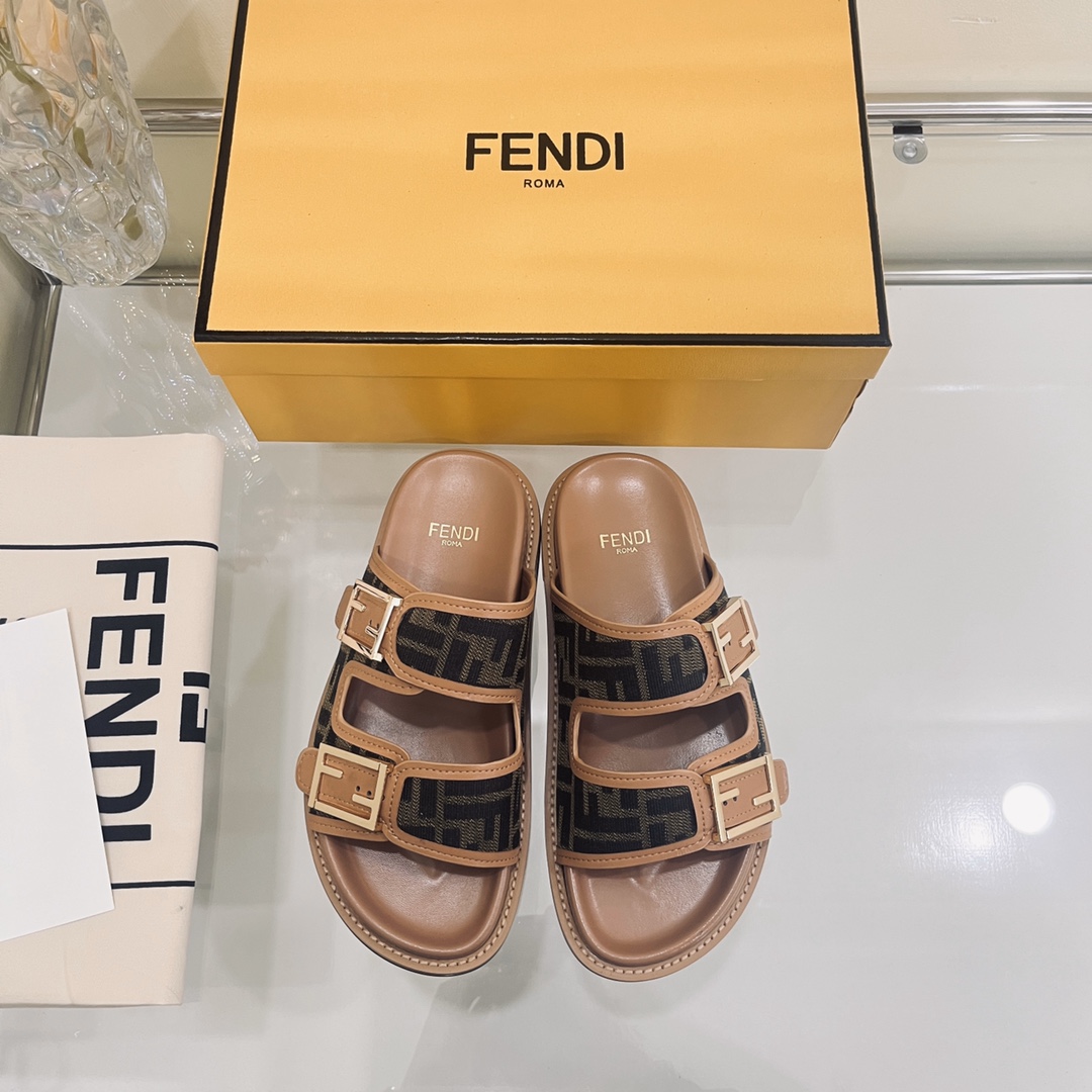 NO:169594,P Fend*/Fendi / New spring and summer FF preschool slippers The best choice for outfits on the street. A hot item for buying out of counters. Classic preschool design, paired with FFBaguette decorative buckles, colorful colors, embellish intellectual beauty with romance! Each color must be very high-end, and matched with high-quality materials, the whole pair of shoes is very textured!  Original custom imported cowhide double F old-fashioned cloth inner lining cowhide inner lining original mold opening TPU outsole size 35-45 (45 customized) original packaging, slippers, fendi, fendi, slippers, cowhide19860909P Fend*/芬迪 / 春夏新品FF老花拖鞋 上街穿搭的不二之选 专柜买断货的爆款 经典老花设计,搭配FFBaguette装饰性搭扣,绚丽多姿的色彩,以浪漫点缀知性美感! 每个颜色都非常得有高级感,搭配高逼格的材料,整双鞋非常有质感！ 鞋面原版定制进口牛皮双F老花布 内里牛皮内里 大底原版开模TPU大底 码数35-45（45定制） 包装原版包装,拖鞋,fendi,fendi,slippers,cowhide,Women's Shoes