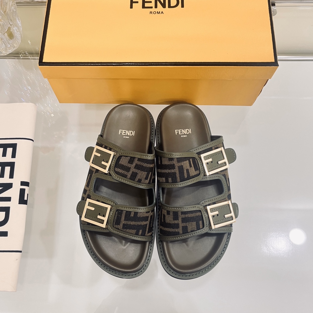 NO:169600,P Fend*/Fendi / New spring and summer FF preschool slippers The best choice for outfits on the street. A hot item for buying out of counters. Classic preschool design, paired with FFBaguette decorative buckles, colorful colors, embellish intellectual beauty with romance! Each color must be very high-end, and matched with high-quality materials, the whole pair of shoes is very textured!  Original custom imported cowhide double F old-fashioned cloth inner lining cowhide inner lining original mold opening TPU outsole size 35-45 (45 customized) original packaging, slippers, fendi, fendi, slippers, cowhide19860909P Fend*/芬迪 / 春夏新品FF老花拖鞋 上街穿搭的不二之选 专柜买断货的爆款 经典老花设计,搭配FFBaguette装饰性搭扣,绚丽多姿的色彩,以浪漫点缀知性美感! 每个颜色都非常得有高级感,搭配高逼格的材料,整双鞋非常有质感！ 鞋面原版定制进口牛皮双F老花布 内里牛皮内里 大底原版开模TPU大底 码数35-45（45定制） 包装原版包装,拖鞋,fendi,fendi,slippers,cowhide,Women's Shoes
