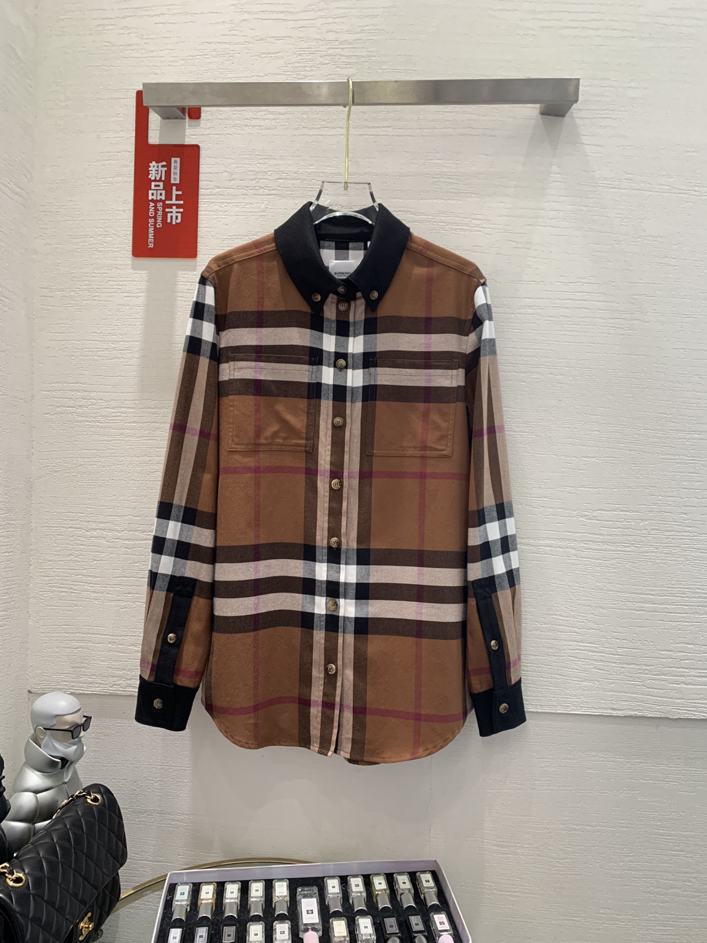 NO:318024,Contrasting trim large plaid wool shirt (deep birch brown) DESCRIPTION Product description & details interpretation Classic wool flannel shirt, brightly decorated brand large plaid. Neat collar pointed collar, matched with contrasting cuff design. Shirt length: 77cm. Warm reminder: This length is measured by UK6 size, and will vary slightly according to the size. Wool single-button cuff collar pointed collar front chest patchwork pocket curved clothes hem dry cleaning Size 6-8-10-12,,shirts,alexander wang19860909对比感饰边大号格纹羊毛衬衫（深桦木棕） DESCRIPTION商品描述&细节诠释 经典羊毛法兰绒衬衫,亮眼装饰品牌大号格纹. 利落的领尖扣衣领,搭配撞色袖口设计. 衬衫长度:77cm. 温馨提示: 此长度以 UK6码为测量标准,根据尺码的不同将会按比例稍有变化. 羊毛单扣式袖口领尖扣衣领前胸拼布口袋弧形衣摆干洗 码数6-8-10-12,,shirts,alexander wang,Women's clothing