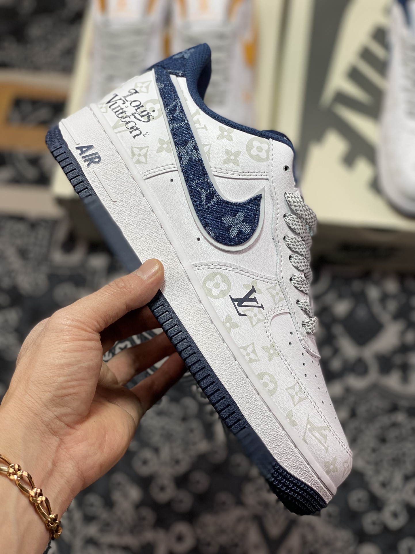 260 Louis Vuitton x Nike Air Force 1 07 LV8”White/Navy/LV Monogram” DR9868-600