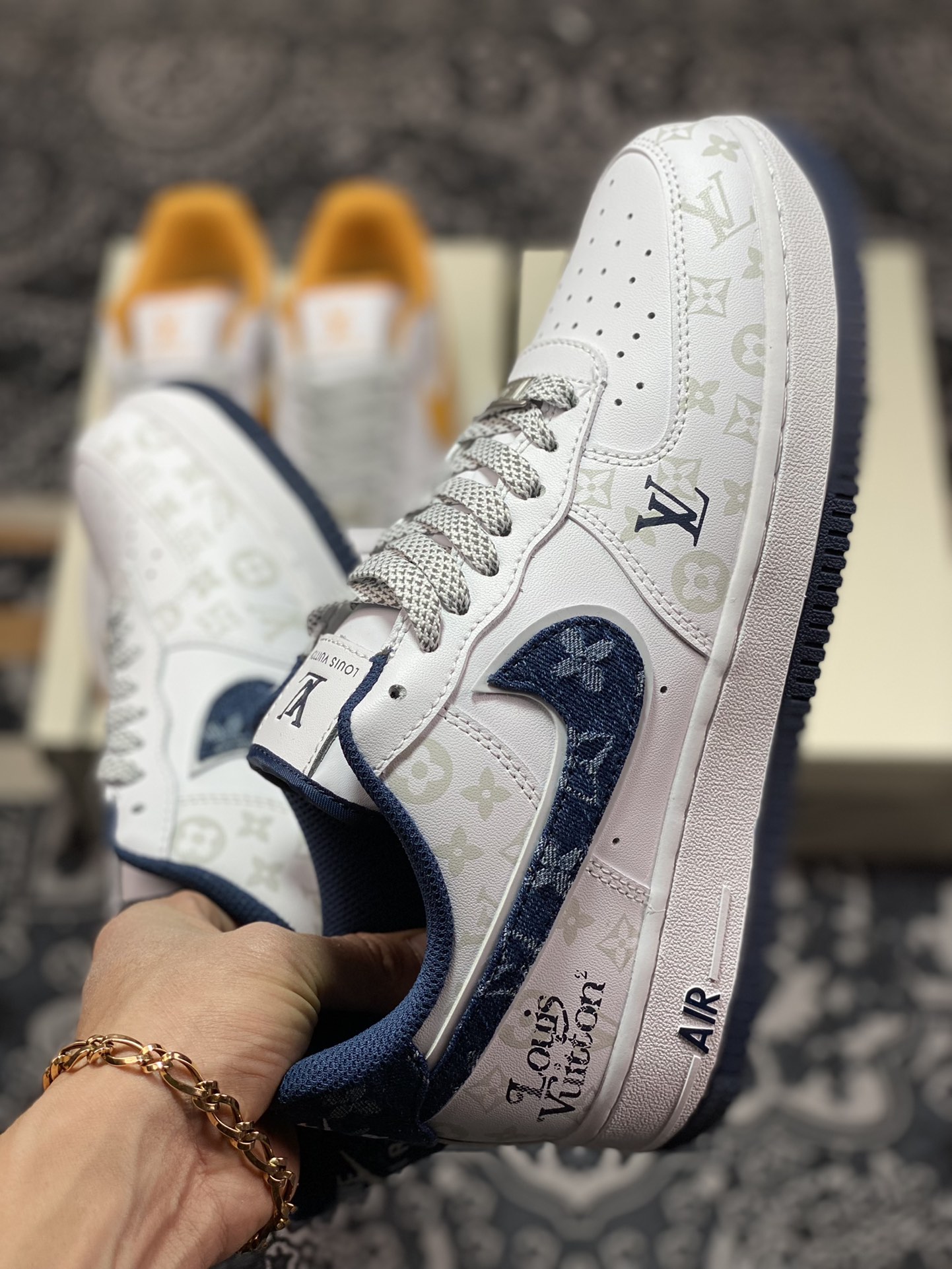 260 Louis Vuitton x Nike Air Force 1 07 LV8”White/Navy/LV Monogram” DR9868-600