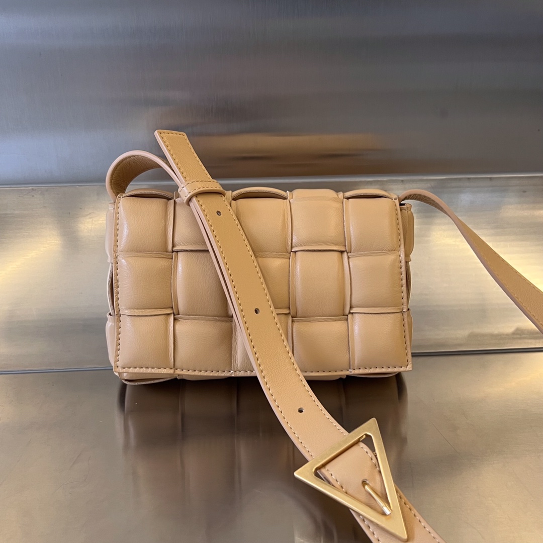 Bottega Veneta Almond color Bv trump card 2023 autumn and winter new Cassette medium sheepskin pillow bag 717506 classic weaving technology chubb
