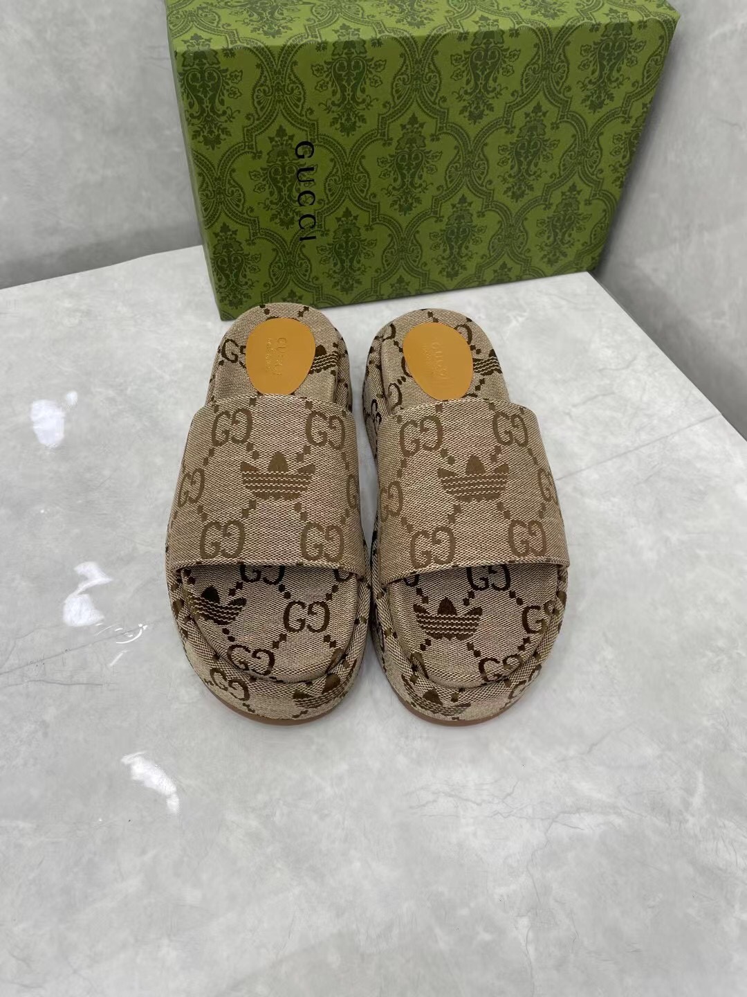 NO:170923,P Gucci new super beautiful stylish slippers The historic botanical pattern of the 1960s was designed by artist Vittorio Accornero. The floral pattern appears on the GG pattern in the form of colorful prints, adding a romantic touch to the slippers. Multicolor GG Supreme Flora printed canvas Women's rubber sole Flat Maximum platform height 2