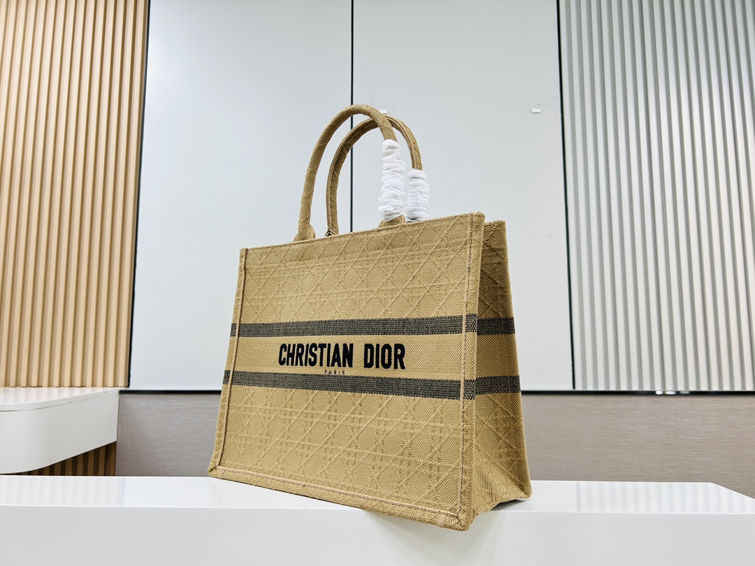 迪奥Dior顶级进口原厂刺绣购物袋大号Di0rBookTote多数人消费奢侈品牌首先想到的是买实用型的经
