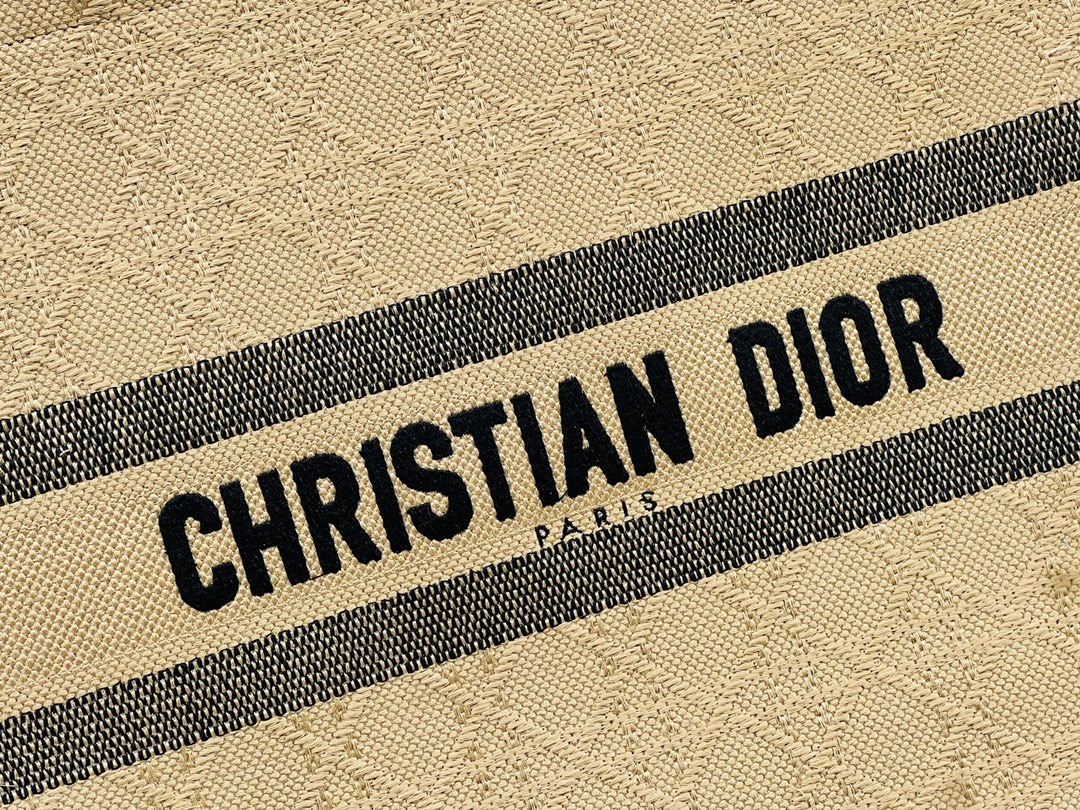 迪奥Dior顶级进口原厂刺绣购物袋大号Di0rBookTote多数人消费奢侈品牌首先想到的是买实用型的经