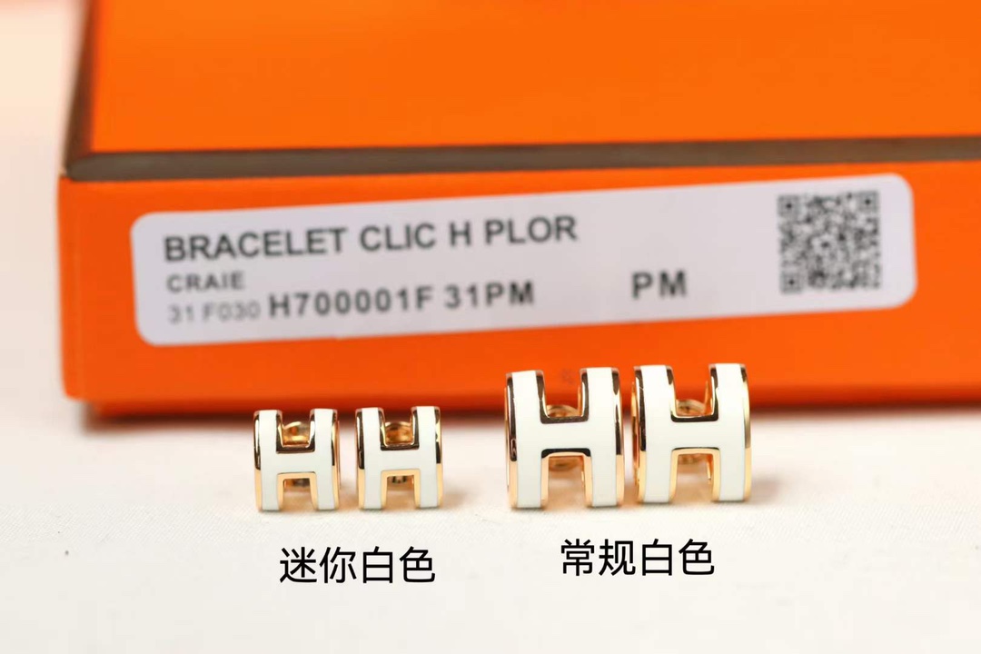 NO:100854,Hermes/Hermes mini oval white pop earrings. The latest interpretation of H enamel earrings, super craftsmanship level, each H enamel colored surface is finely polished, and the ear needles are not allergic!  The style is full and curved, and the transparent elephant gray enamel is incorporated, without any side leakage [smile] is very pleasing!  Logo logo with clear engraving on the side, real picture shot, counter consistent material, brass, counter version of gold edge, rose gold edge, platinum, Hermes earrings, hermes, hermes, gold19860909爱马仕/Hermes迷你椭圆形白pop耳钉 最新诠释H珐琅耳钉,超级工艺水平,每一款H珐琅彩面精细打磨,耳针不过敏！版型饱满有弧度,融入颜色透亮的大象灰色珐琅,没有侧漏[偷笑]十分讨喜！侧面清晰雕刻的Logo标 实图拍摄、专柜一致材质, 黄铜 专柜版本黄金边、玫瑰金边、白金,爱马仕耳钉,hermes,hermes,gold,Jewelry