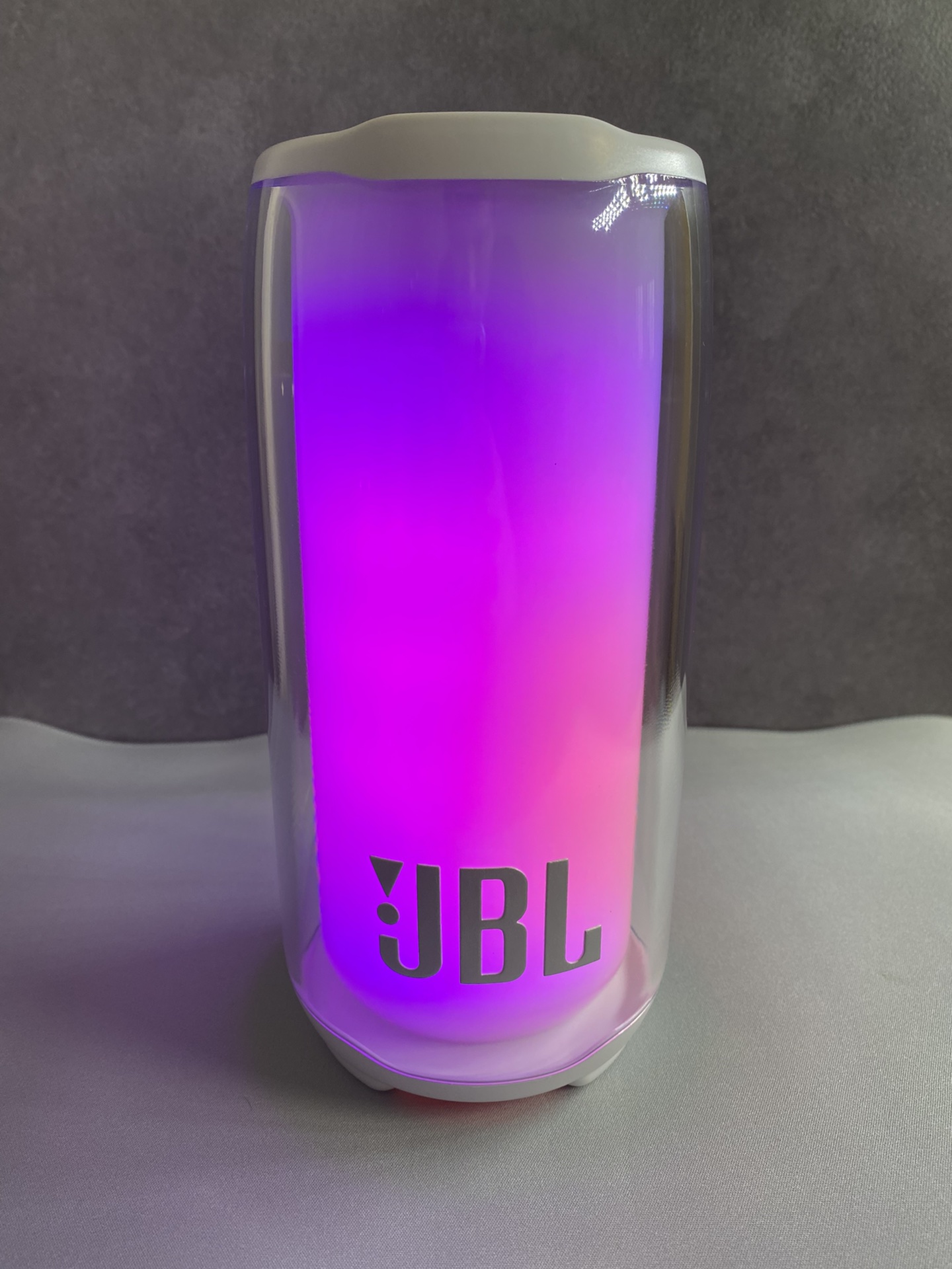 💰170
JBL PULSE5脉动5蓝牙音箱‼️
全新升级版  1：1还原外观 

 —————⚫️⚪️黑白两色—————— 

覆盖室内400平 低音炮音质  超长续航能力
IP68级防水级别  支持两台串联  同时播放 
提升逼格   放音乐时灯光会自动跟随音乐律动   放在房间任何一个角落都很好看  氛围感满分❤️
支持手机  平板  电脑 蓝牙或数据线连接  
内置升级版18650锂离子电池2000mAh
充一次电可用4～6小时超长续航 支持边充边用

升级功能👇
2.6英寸全屏扬声器
比4代多了高音喇叭  高低音更加鲜明
360度环绕高低音效  丝毫不输上千的品质
支持内存卡 蓝牙  插线连接电脑使用‼️

超高颜值的外形360°全面屏光效 视觉无死角
灯光可跟随音乐自动变幻 既好看又好玩

颜值丝毫不输高级家居摆件  音乐博主必备
音效全面升级 下沉式低音 小钢炮代表非浪得虚名

操作方法：
长按开机键开机 手机蓝牙搜索 连接Pulse5即可
长按+-号调节音量大小  双击上下首

（售后服务❤️机身保护膜不撕开 外观不磨损，包装配件齐全可退换 保修一个月）
