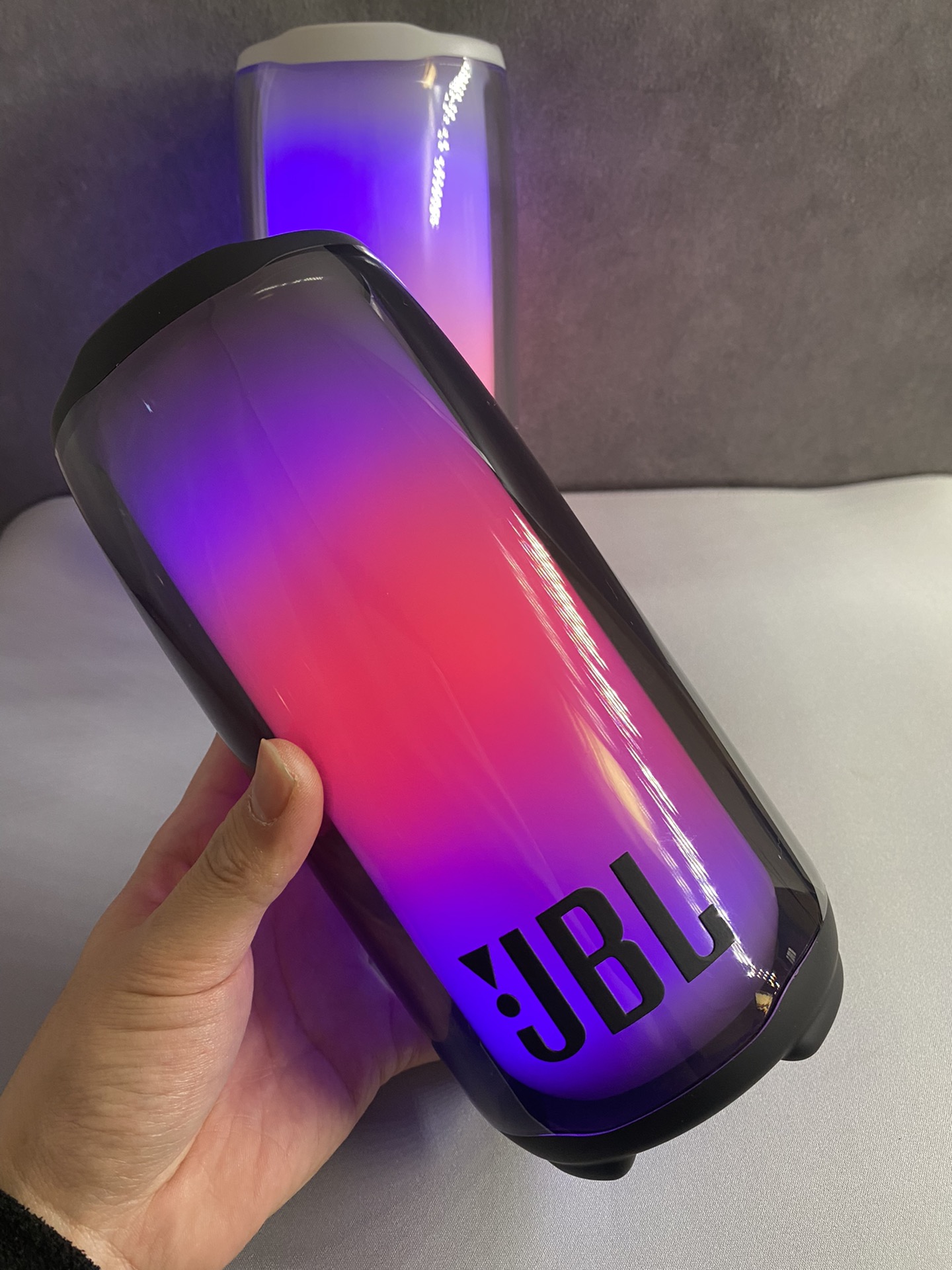 💰170
JBL PULSE5脉动5蓝牙音箱‼️
全新升级版  1：1还原外观 

 —————⚫️⚪️黑白两色—————— 

覆盖室内400平 低音炮音质  超长续航能力
IP68级防水级别  支持两台串联  同时播放 
提升逼格   放音乐时灯光会自动跟随音乐律动   放在房间任何一个角落都很好看  氛围感满分❤️
支持手机  平板  电脑 蓝牙或数据线连接  
内置升级版18650锂离子电池2000mAh
充一次电可用4～6小时超长续航 支持边充边用

升级功能👇
2.6英寸全屏扬声器
比4代多了高音喇叭  高低音更加鲜明
360度环绕高低音效  丝毫不输上千的品质
支持内存卡 蓝牙  插线连接电脑使用‼️

超高颜值的外形360°全面屏光效 视觉无死角
灯光可跟随音乐自动变幻 既好看又好玩

颜值丝毫不输高级家居摆件  音乐博主必备
音效全面升级 下沉式低音 小钢炮代表非浪得虚名

操作方法：
长按开机键开机 手机蓝牙搜索 连接Pulse5即可
长按+-号调节音量大小  双击上下首

（售后服务❤️机身保护膜不撕开 外观不磨损，包装配件齐全可退换 保修一个月）