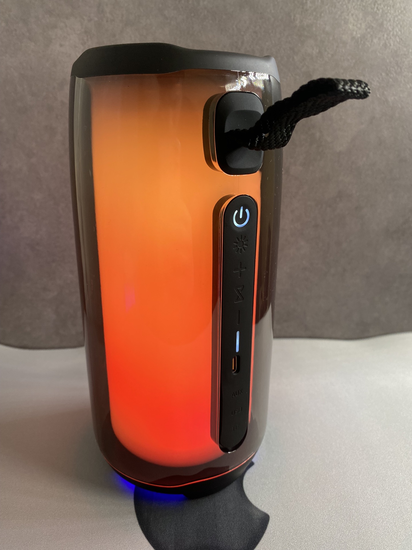 💰170
JBL PULSE5脉动5蓝牙音箱‼️
全新升级版  1：1还原外观 

 —————⚫️⚪️黑白两色—————— 

覆盖室内400平 低音炮音质  超长续航能力
IP68级防水级别  支持两台串联  同时播放 
提升逼格   放音乐时灯光会自动跟随音乐律动   放在房间任何一个角落都很好看  氛围感满分❤️
支持手机  平板  电脑 蓝牙或数据线连接  
内置升级版18650锂离子电池2000mAh
充一次电可用4～6小时超长续航 支持边充边用

升级功能👇
2.6英寸全屏扬声器
比4代多了高音喇叭  高低音更加鲜明
360度环绕高低音效  丝毫不输上千的品质
支持内存卡 蓝牙  插线连接电脑使用‼️

超高颜值的外形360°全面屏光效 视觉无死角
灯光可跟随音乐自动变幻 既好看又好玩

颜值丝毫不输高级家居摆件  音乐博主必备
音效全面升级 下沉式低音 小钢炮代表非浪得虚名

操作方法：
长按开机键开机 手机蓝牙搜索 连接Pulse5即可
长按+-号调节音量大小  双击上下首

（售后服务❤️机身保护膜不撕开 外观不磨损，包装配件齐全可退换 保修一个月）