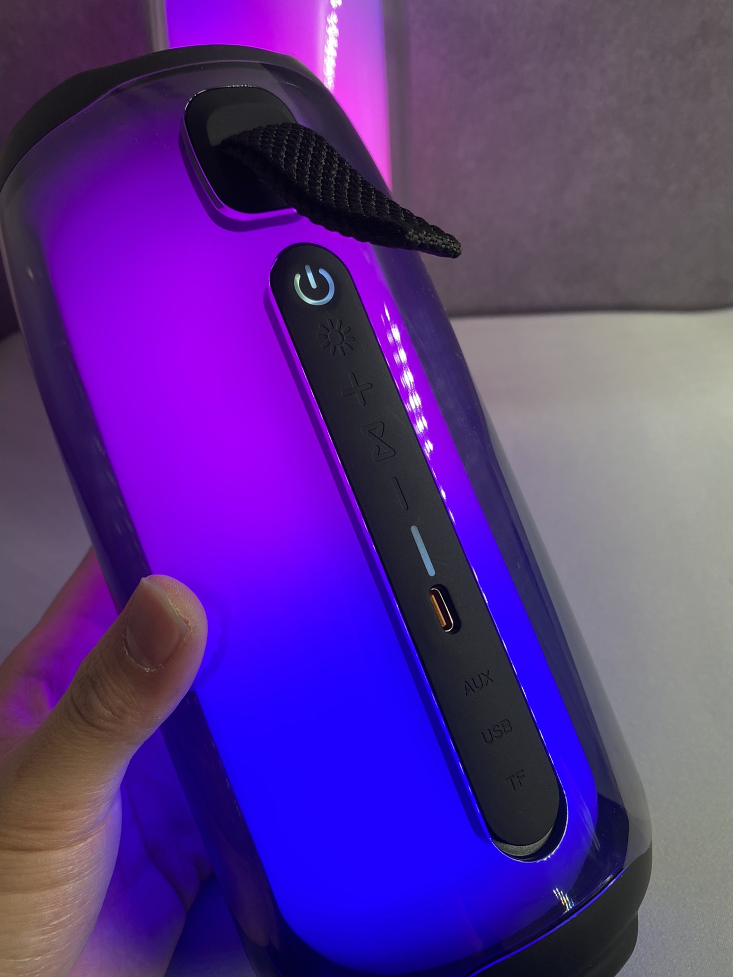 💰170
JBL PULSE5脉动5蓝牙音箱‼️
全新升级版  1：1还原外观 

 —————⚫️⚪️黑白两色—————— 

覆盖室内400平 低音炮音质  超长续航能力
IP68级防水级别  支持两台串联  同时播放 
提升逼格   放音乐时灯光会自动跟随音乐律动   放在房间任何一个角落都很好看  氛围感满分❤️
支持手机  平板  电脑 蓝牙或数据线连接  
内置升级版18650锂离子电池2000mAh
充一次电可用4～6小时超长续航 支持边充边用

升级功能👇
2.6英寸全屏扬声器
比4代多了高音喇叭  高低音更加鲜明
360度环绕高低音效  丝毫不输上千的品质
支持内存卡 蓝牙  插线连接电脑使用‼️

超高颜值的外形360°全面屏光效 视觉无死角
灯光可跟随音乐自动变幻 既好看又好玩

颜值丝毫不输高级家居摆件  音乐博主必备
音效全面升级 下沉式低音 小钢炮代表非浪得虚名

操作方法：
长按开机键开机 手机蓝牙搜索 连接Pulse5即可
长按+-号调节音量大小  双击上下首

（售后服务❤️机身保护膜不撕开 外观不磨损，包装配件齐全可退换 保修一个月）