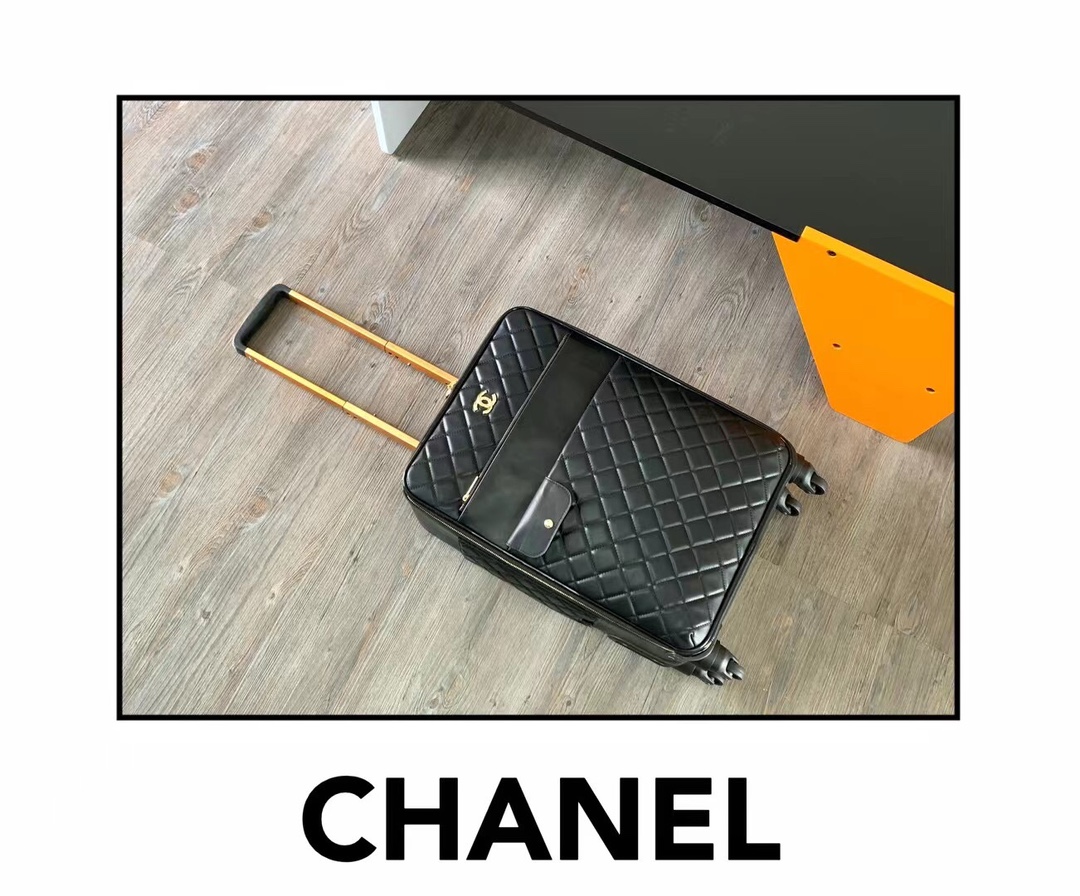 𝗖𝗛𝗔𝗡𝗘𝗟✨ Último éxito clásico maleta con patrón de rombos, imprescindible para el hogar y viajes 💼 en lo más alto…