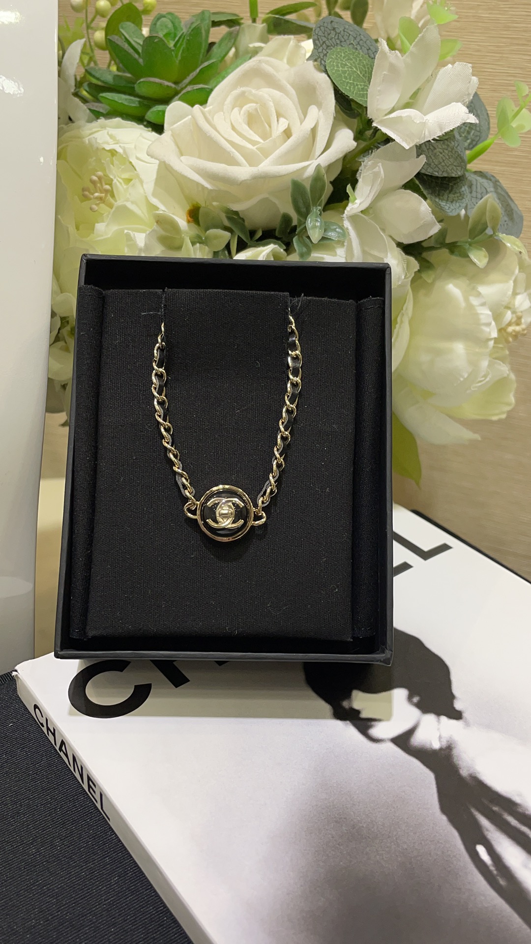 NO:631650,88200, today’s new product 23C new black round button double C leather chain necklace choker. The leather chain element is matched with small black and gold buttons. It looks high-end and very attractive. Punk style y2k millennial hotties must buy it. Exclusively purchased from yb customization. Lambskin material, necklace, sheepskin, Cartier high-end jewelry1986090988200,今日新品 23C新款黑色圆形纽扣双C皮穿链项链choker 皮穿链元素搭配黑金配色小纽扣 显得高级又很耐看 朋克风y2k千禧辣妹一定要入手 独家购入yb定制 小羊皮材质,,necklace,sheepskin,卡迪亚高端饰品,Jewelry