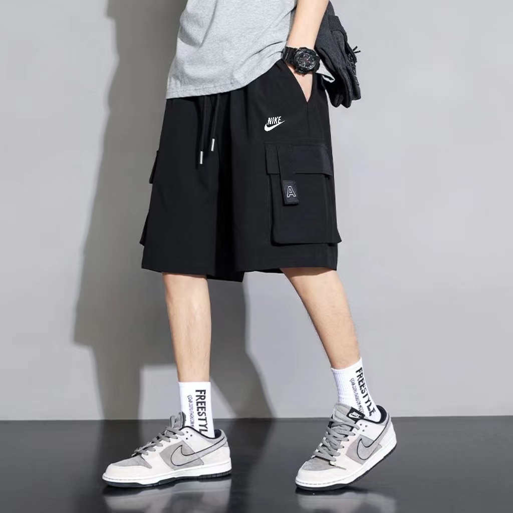  💰90
耐克NIKE2023春夏新款工装五分裤休闲沙滩短裤情侣同款

 小红书/INS/抖音爆款，超人气单品，经典logo，版型好看，

上身有型，修饰完美身形，精致裁剪，个性又不夸张，不挑身材，随意穿搭，轻松驾驭！

 颜色：黑色 卡其

 尺码：M-XXL 尺码详情看图九


【20132-011】
011