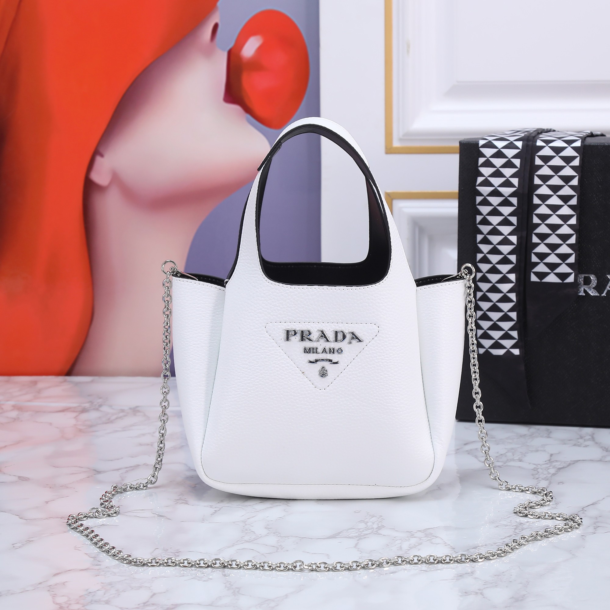 回货❤️配丝巾。，配链条⛓。，Prada洋气单品 菜篮子包 这个系列将是Prada接下来一整季的主打款式。Prada 手