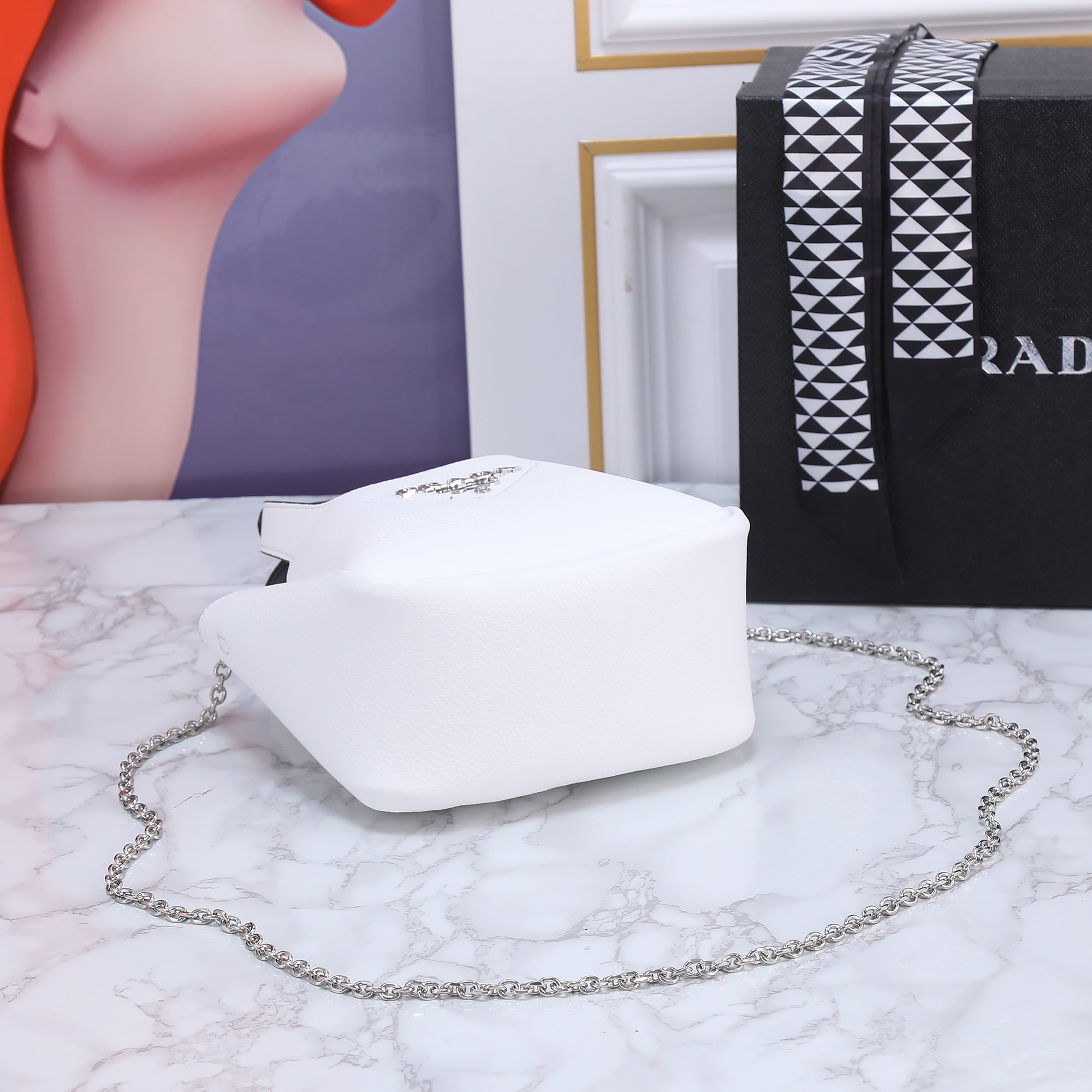 回货❤️配丝巾。，配链条⛓。，Prada洋气单品 菜篮子包 这个系列将是Prada接下来一整季的主打款式。Prada 手