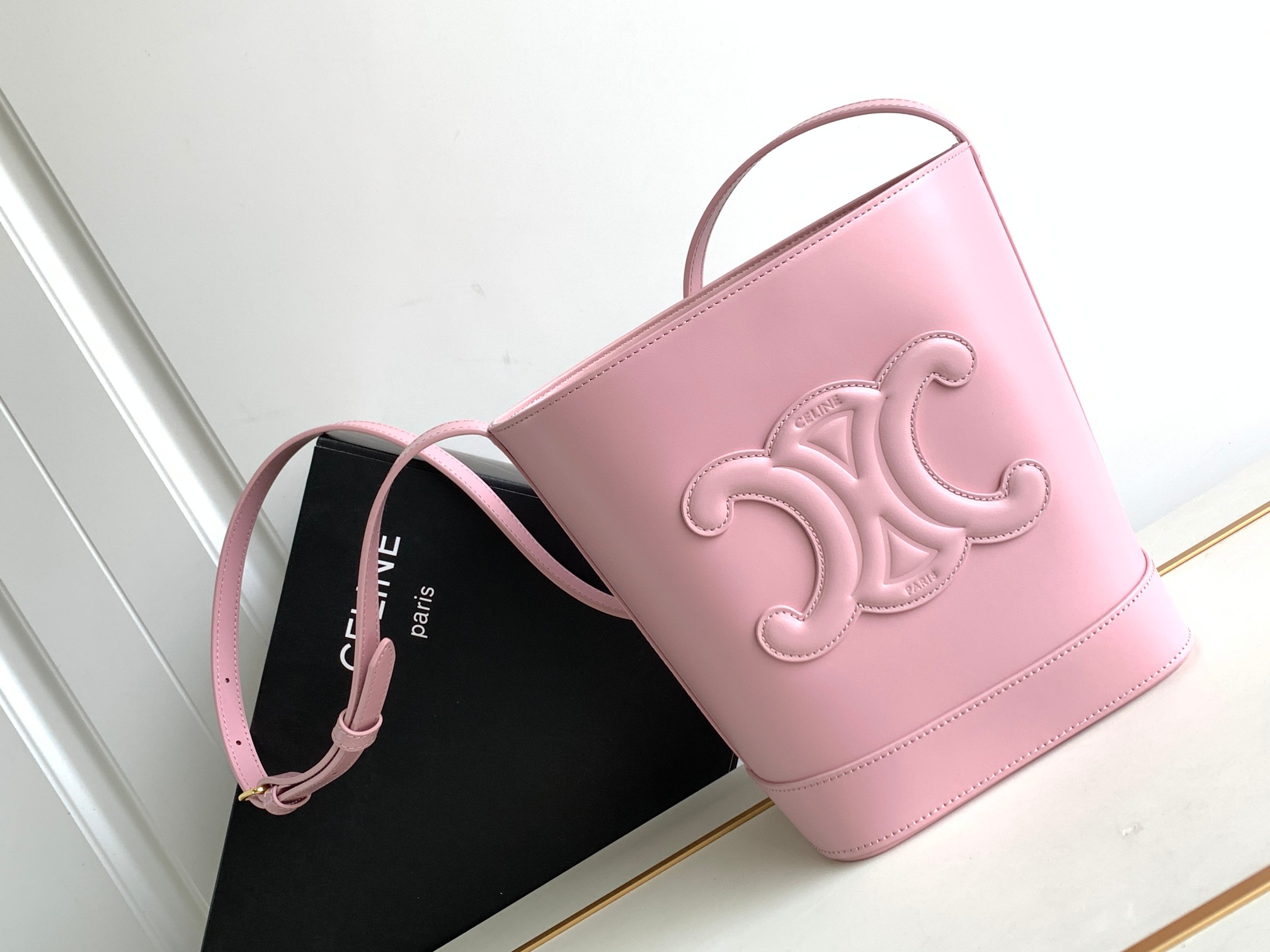 NO:177587,Genuine grade original leather s new spring and summer colors｜CUIR TRIOMPHE small smooth cowhide bucket bag continues the classic, the three-dimensional Arc de Triomphe logo is brand new, low-key and simple, super practical and versatile ~ Must-in-class can be crossbody and shoulders, paired with adjustable leather shoulder straps Size 22 X 24X 13cm Number 198243DU3.04LU, Celine, cowhide19860909正品级 原厂皮 s 春夏新色｜CUIR TRIOMPHE小号光滑牛皮水桶包 延续经典,立体的凯旋门标志焕然一新,低调简约,超级实用百搭～必入款可斜挎和肩背、搭配可调节皮革肩带 尺寸22 X 24X 13cm 编号198243DU3.04LU,赛琳,celine,cowhide,Bag