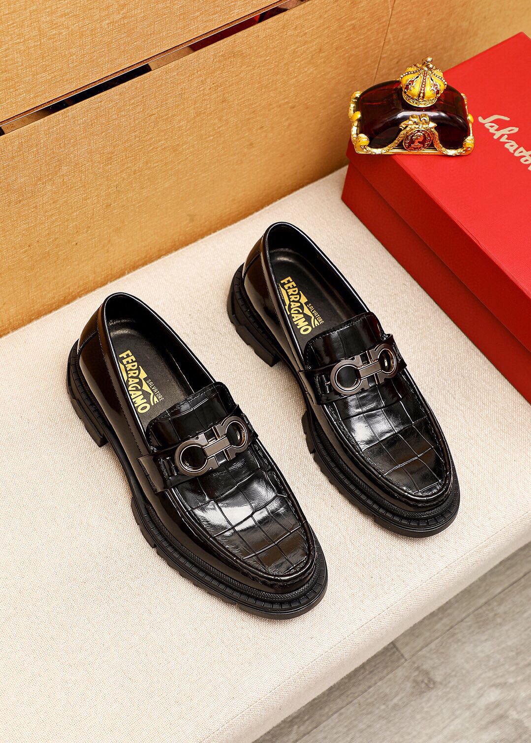 Product: Ferragamoo "Ferragamo" casual leather shoes in regular sizes 38-44 (customized at