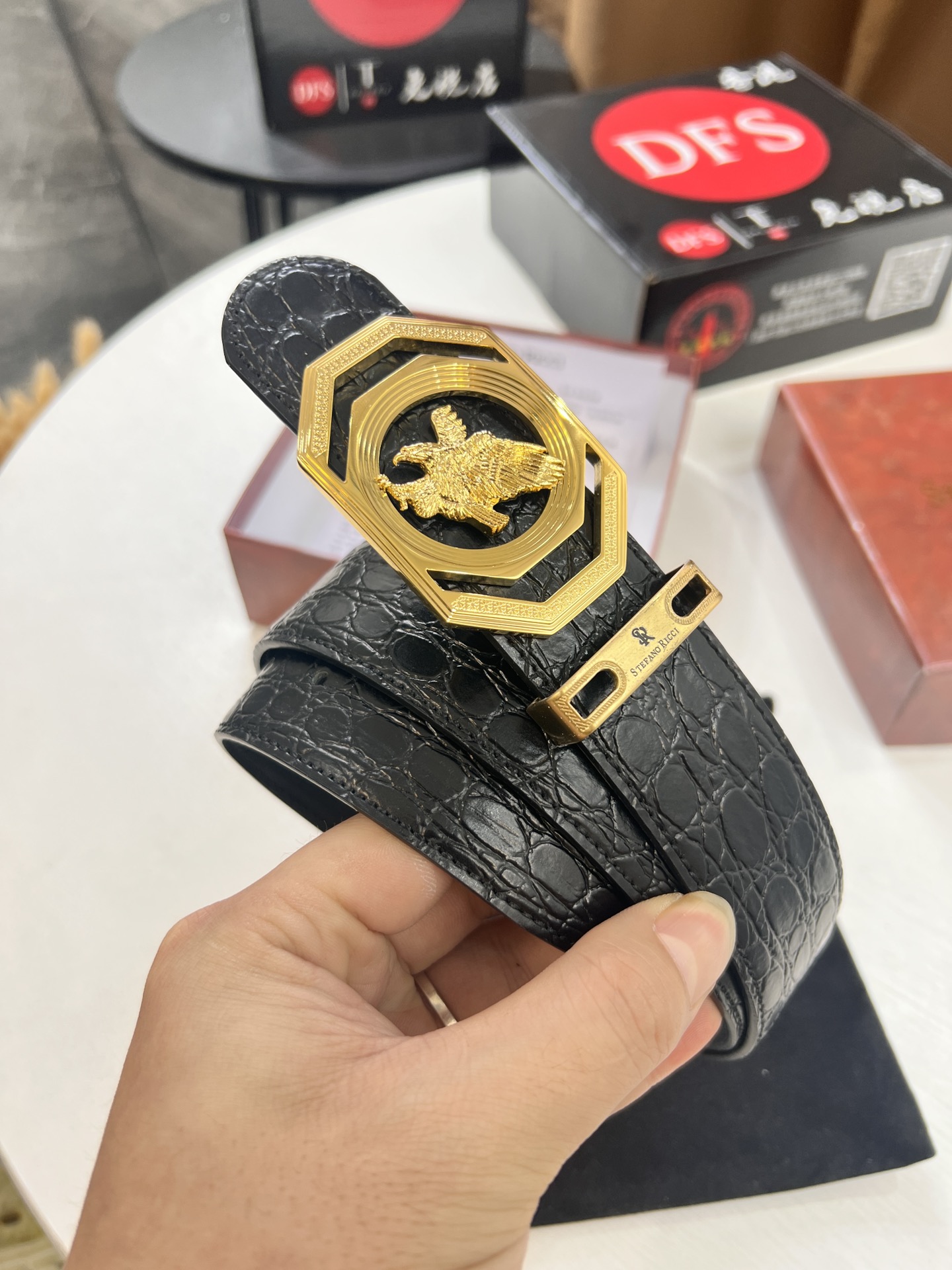 史蒂芬S鹰头 香港免税T礼盒(NXP吊牌感应可识别官网 正版防伪芯片) 四方精电镀 鹰头五金 精钢制作 爆款在现 意大利进口鳄鱼肚纹牛皮制作-Top High Quatity Cheap Sneakers Fashion Clothing Clothes Bags handbags Shoes of all Brand wholesale With The best Quality And Beautiful Price from China Factory Chinese suppliers wholesaler seller 史蒂芬S鹰头 香港免税T礼盒(NXP吊牌感应可识别官网 正版防伪芯片) 四方精电镀 鹰头五金 精钢制作 爆款在现 意大利进口鳄鱼肚纹牛皮制作